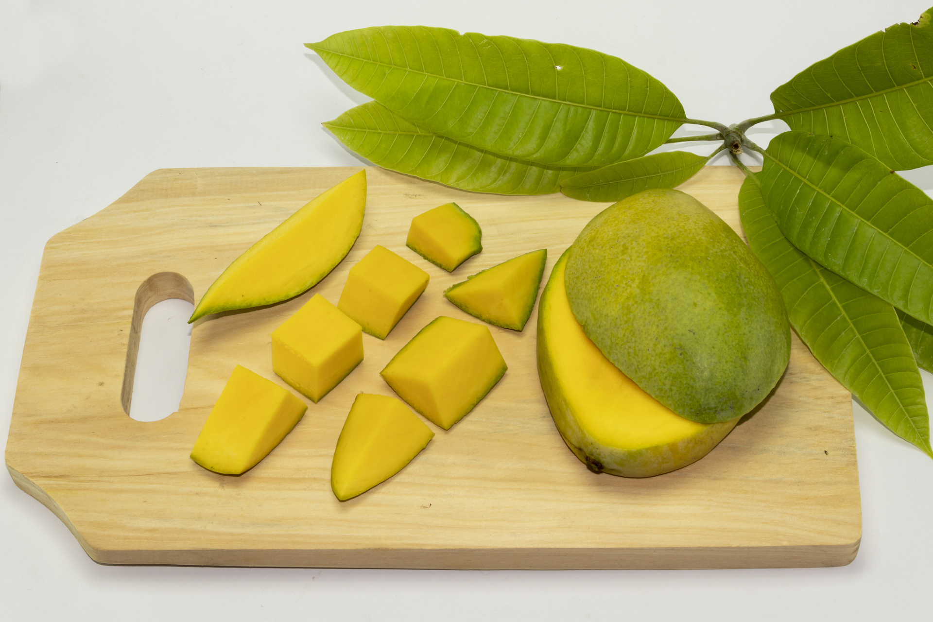 生吃:将越南大青芒洗净后,切成小块直接