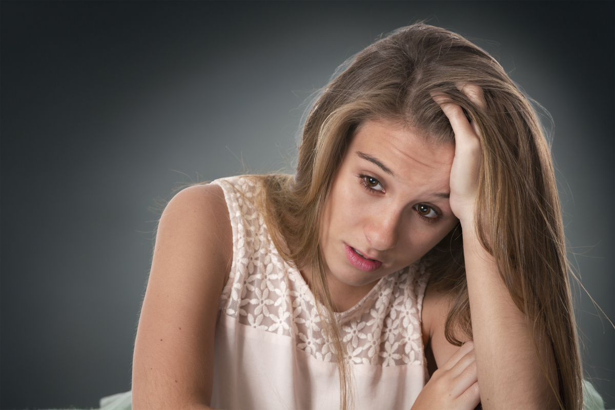 女孩心情好烦的图片