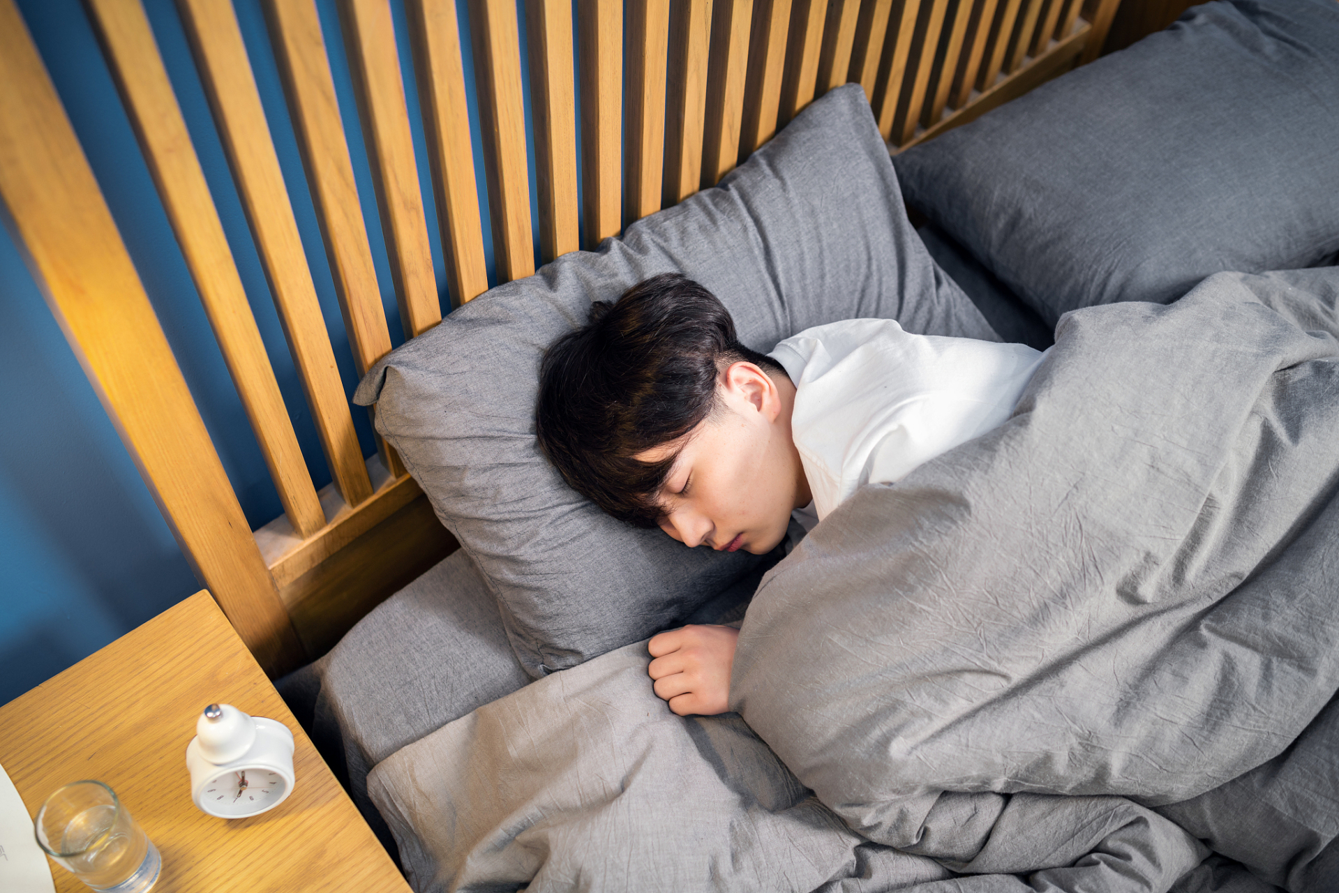 睡觉时遗精是中医认为的一种病症,通常是因为肾气虚弱或肾阳不足导致