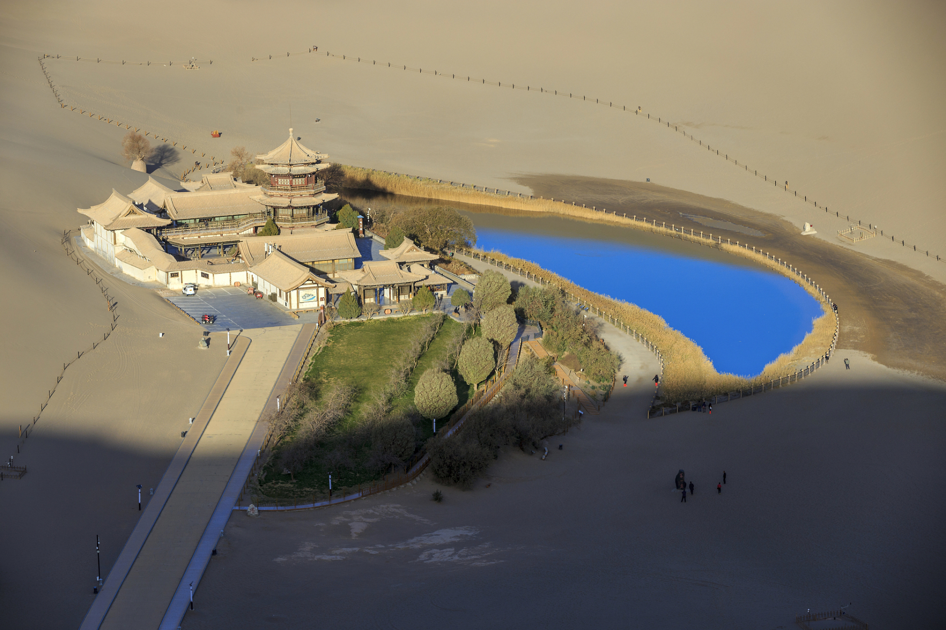 嬉行记# 敦煌大月牙湖,又称敦煌蒙湖,位于中国甘肃省敦煌市,是敦煌