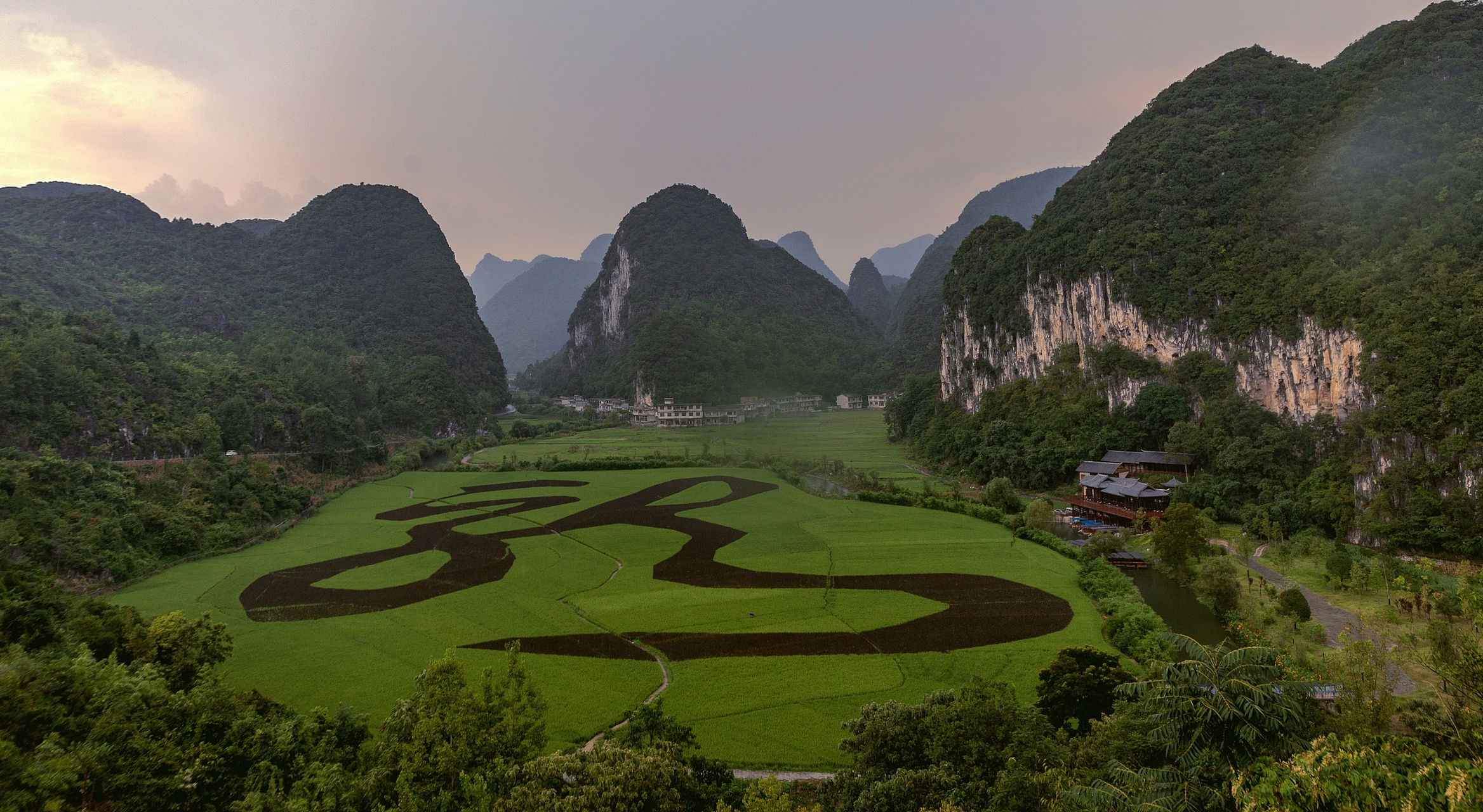 油包肝是广西河池市巴马瑶族自治区独有的特色小吃,以猪肝为主要原料