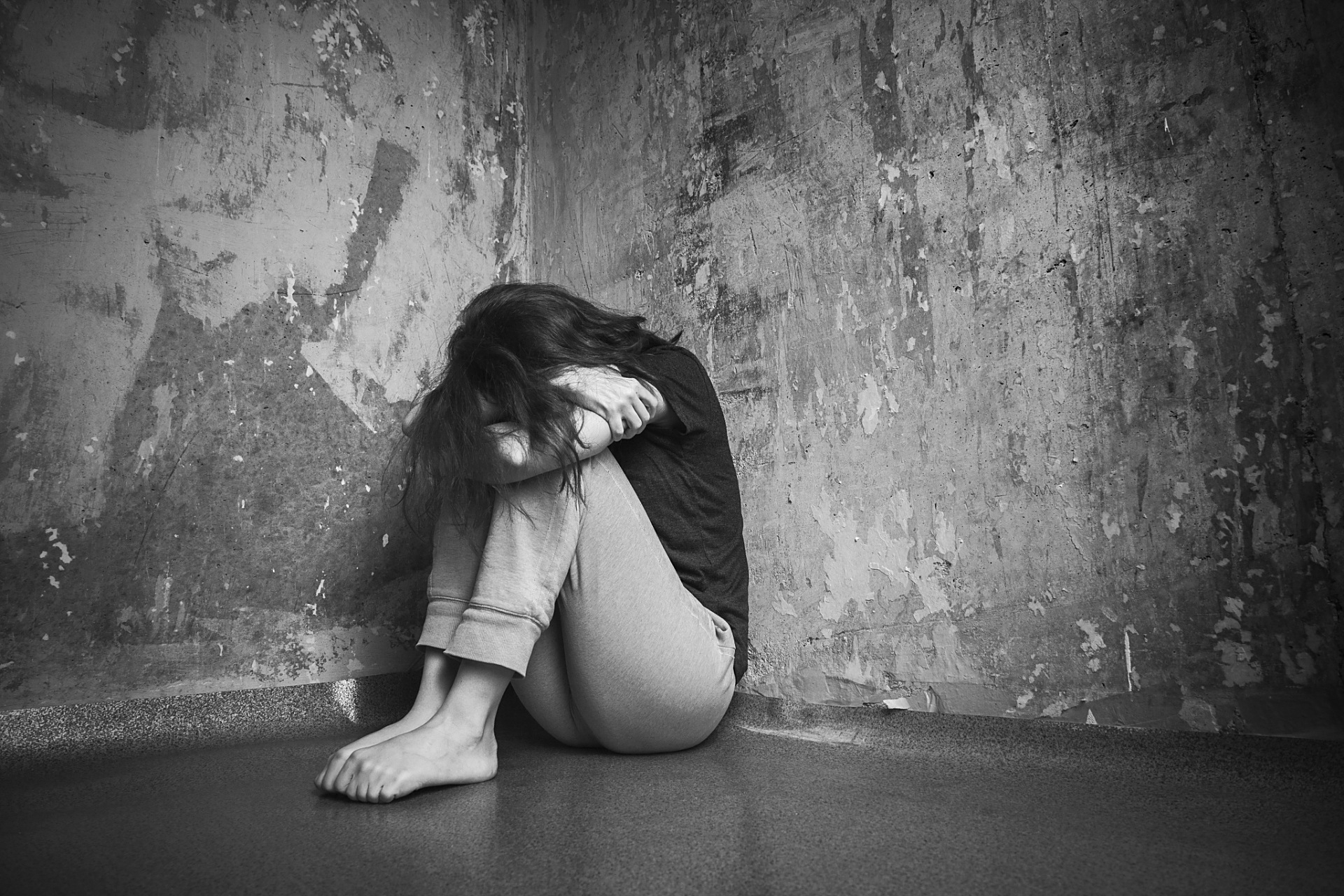 近日网上都在报道"妈妈生二胎 16岁大女儿抑郁自残"