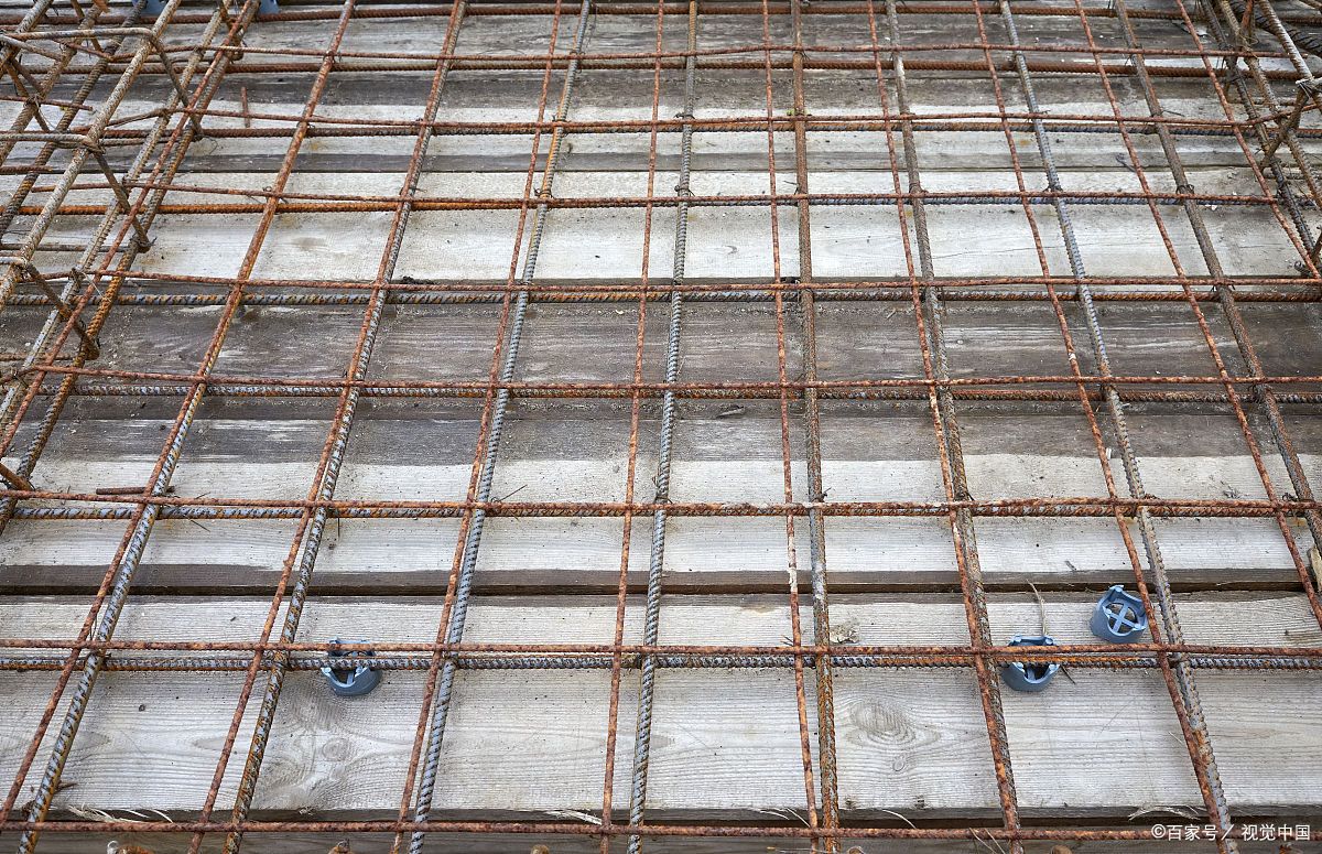 混凝土工程中板钢筋搭接长度及搭接位置是怎么要求的?