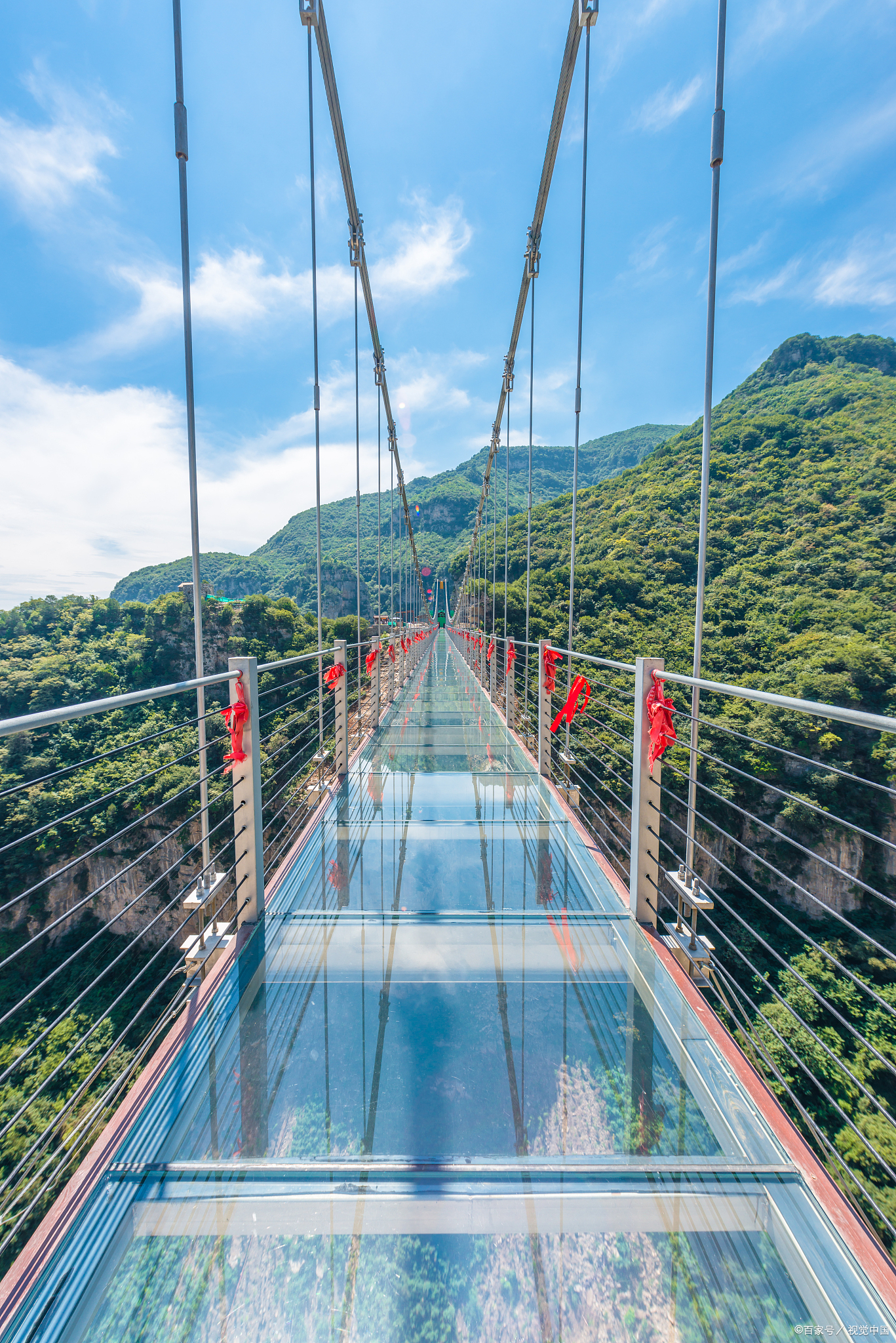 我国有许多令人惊叹的旅游景点,而位于湖南省张家界市的玻璃桥无疑是