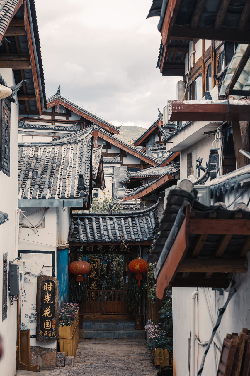 在云南丽江玉湖村,仿佛穿越时光隧道,置身于纳西族的古村落之中.