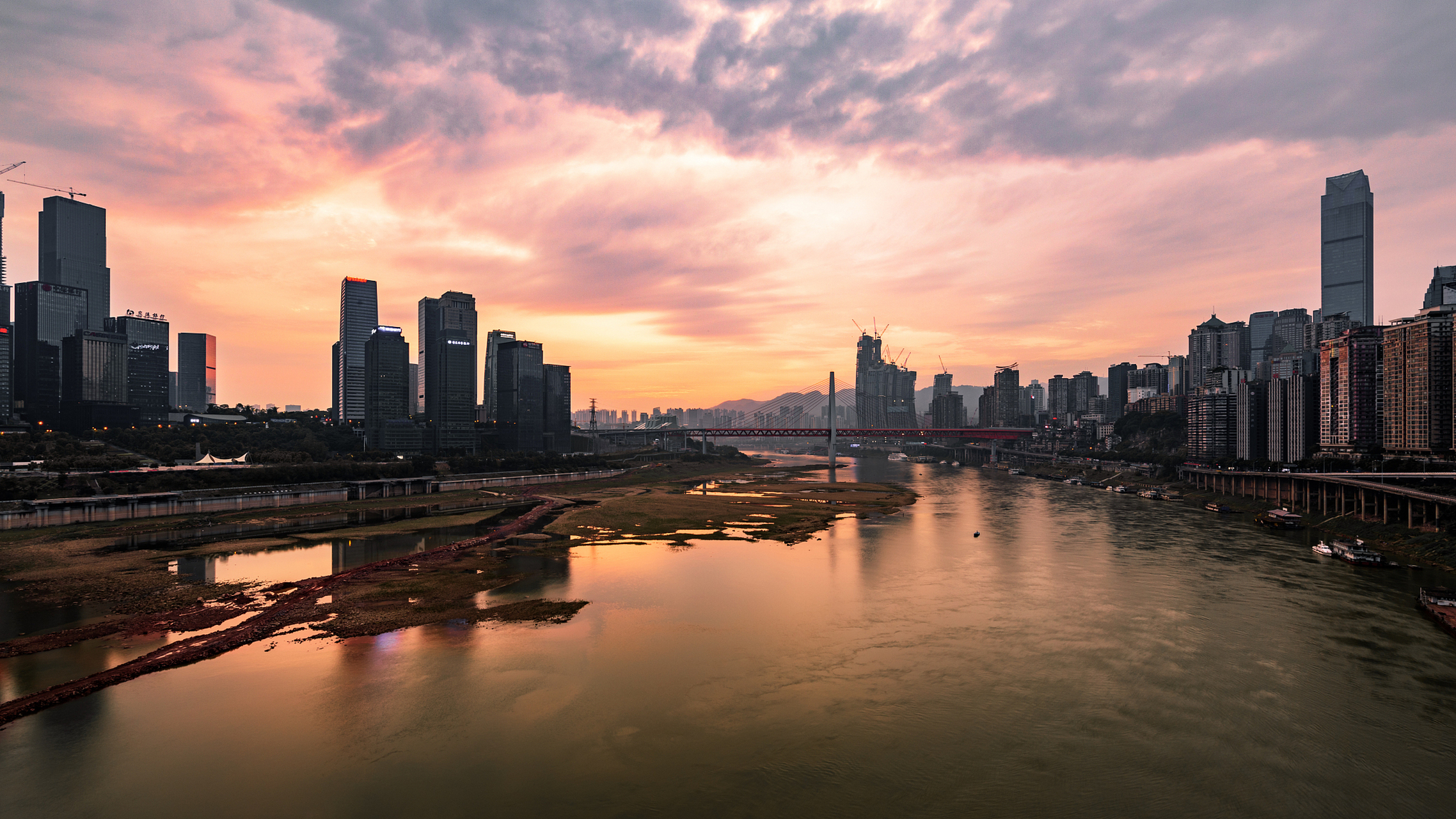 重庆两江游乘坐观光游船,夜游长江和嘉陵江,航程20公里,约60分钟.