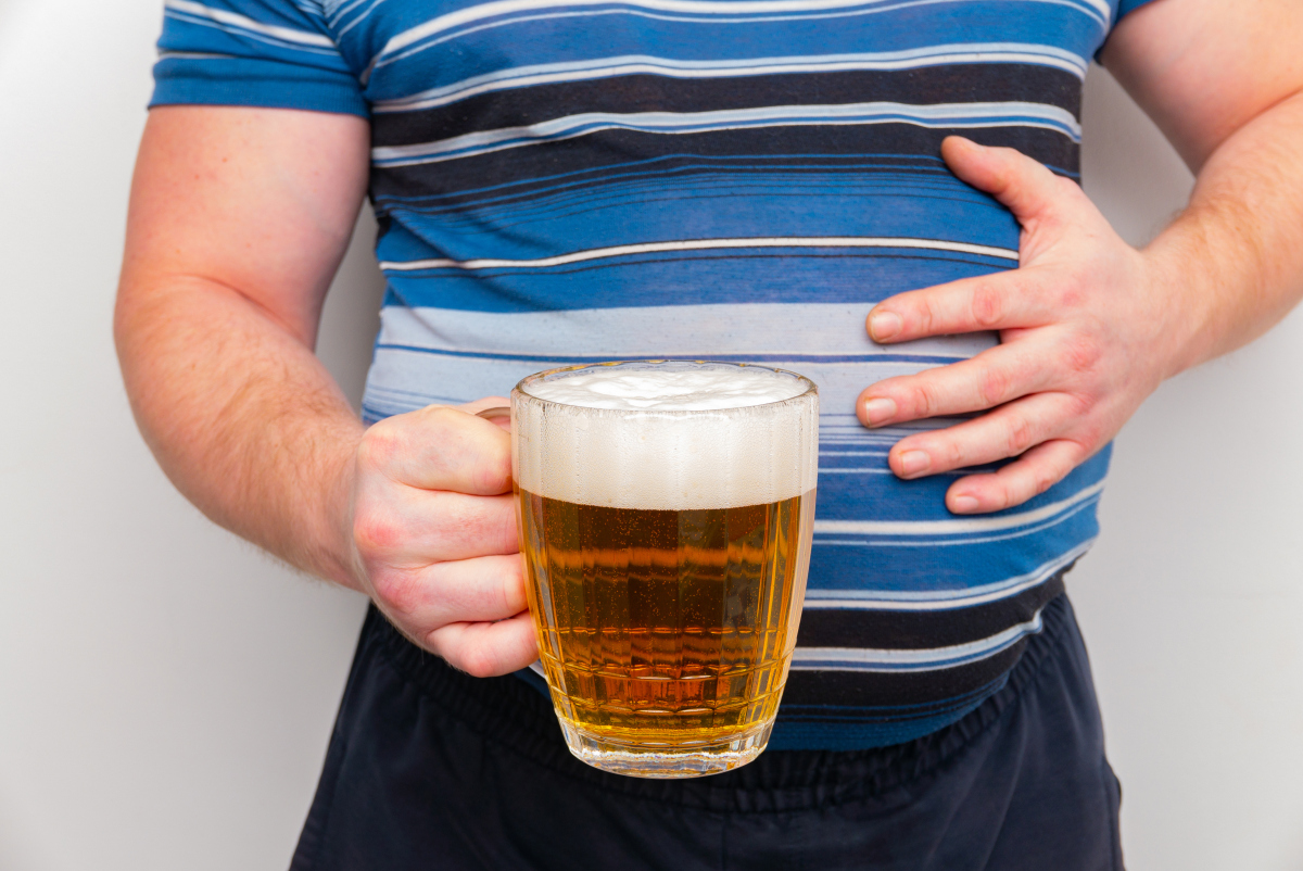 男子豪饮8瓶啤酒 膀胱破了 过量饮酒酿悲剧