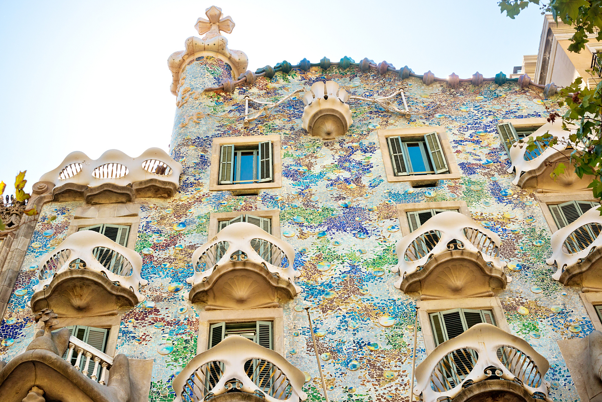 巴特罗之家由西班牙建筑师高迪设计,以造型怪异而闻名于世,是建筑设计