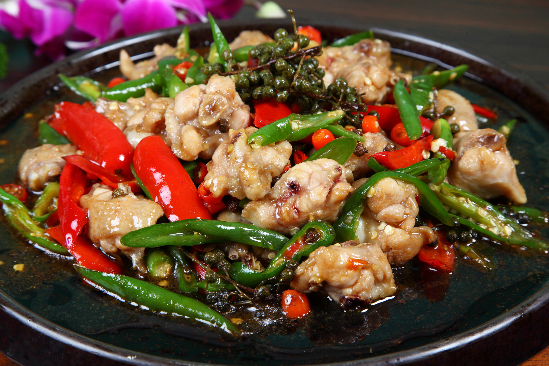 重庆江湖菜是重庆的特色美食之一,以独特的口味和烹饪方式而闻名.