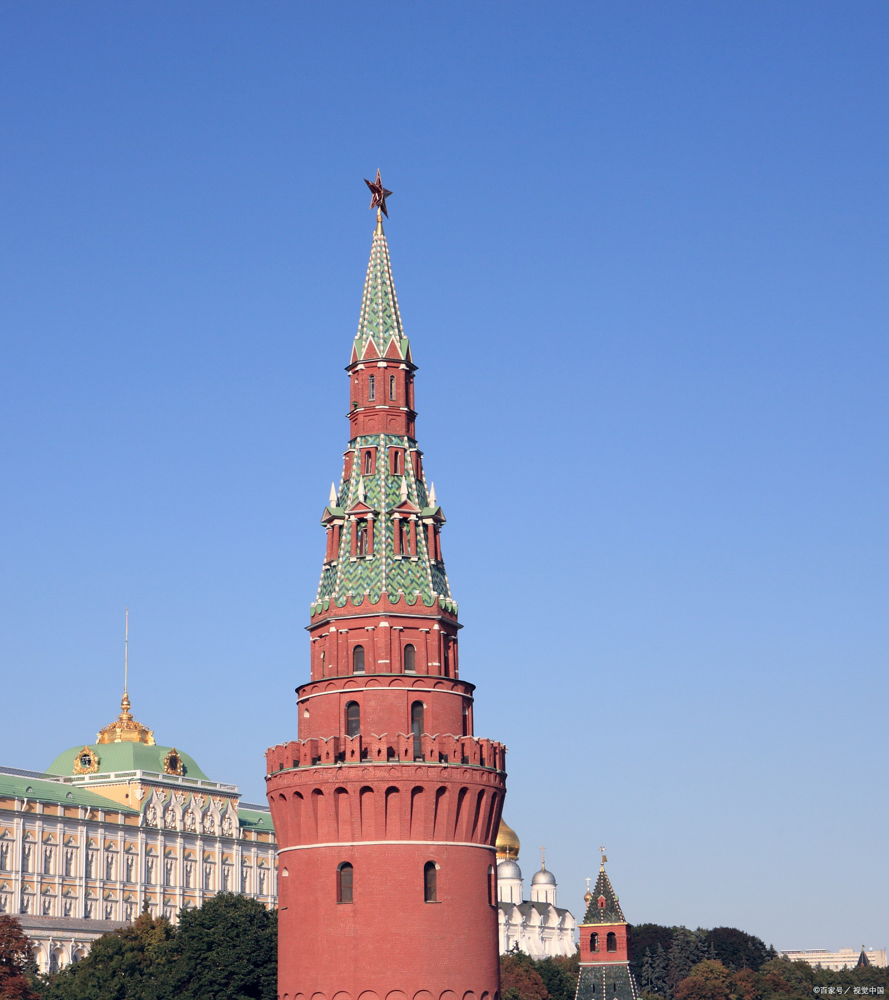 以下是一些值得推荐的俄罗斯旅游目的地和景点: 莫斯科: 1.