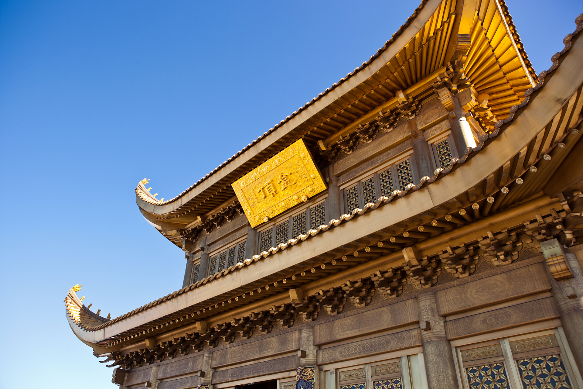 金顶寺是腾冲的一颗文化明珠,位于灵宝山山巅.