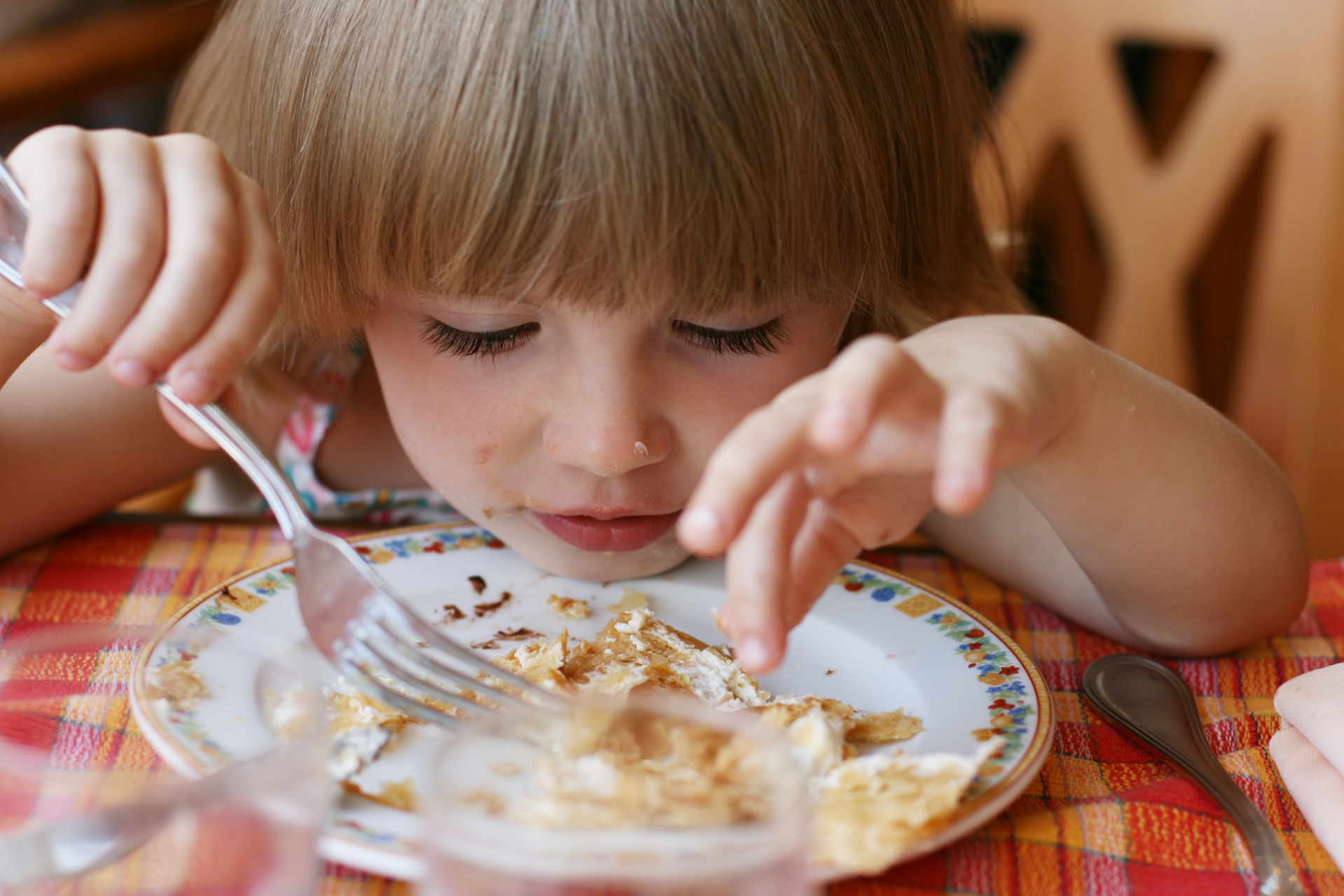 小儿厌食症# #如何解决孩子的厌食症#  首先,我们要明确一点:宝宝