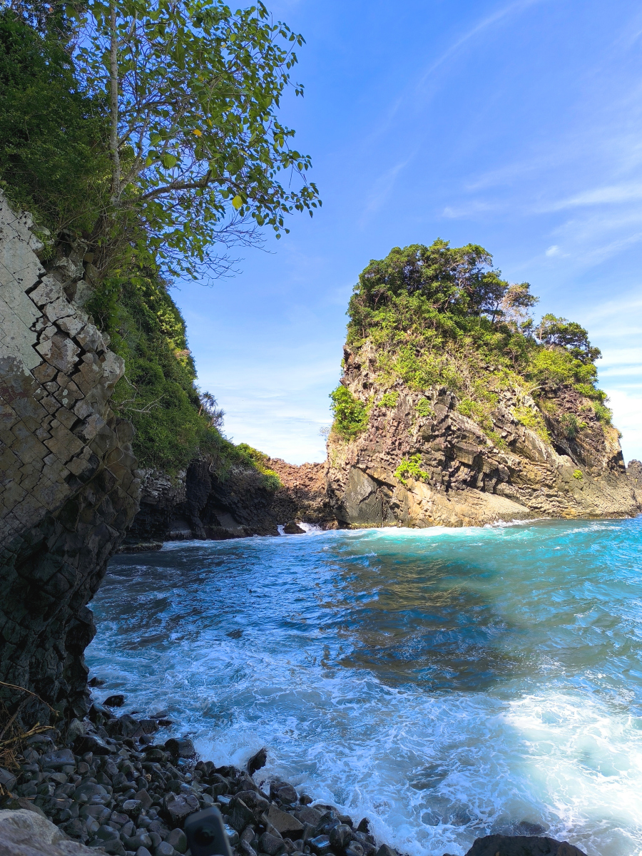 简介 巴厘岛是印尼最著名的旅游目的地之一