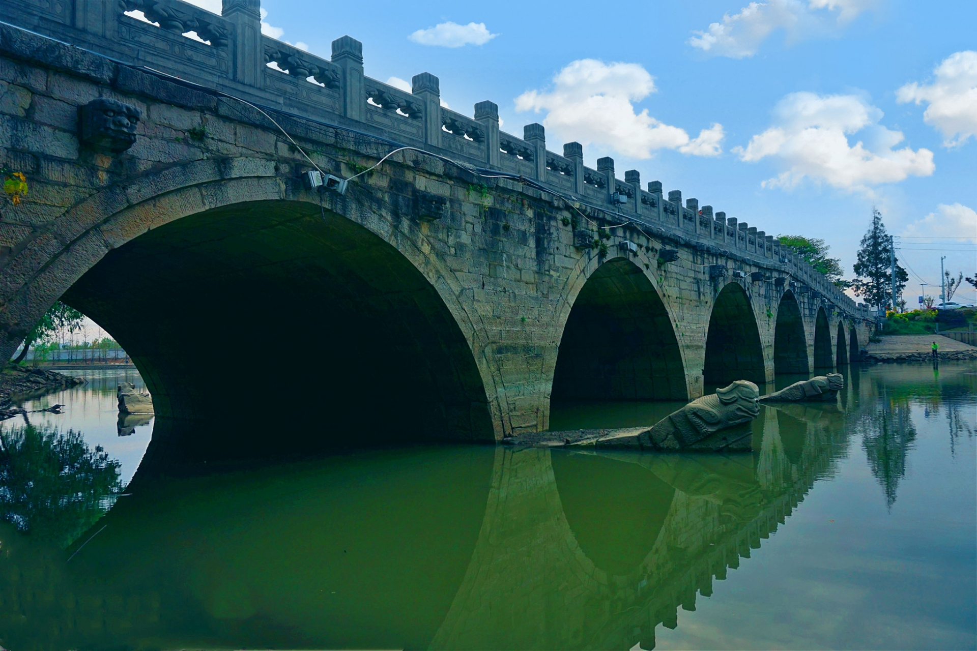 永安桥,又被称为大石桥,是沈阳市一座保存较为完整的清代石拱桥,建于