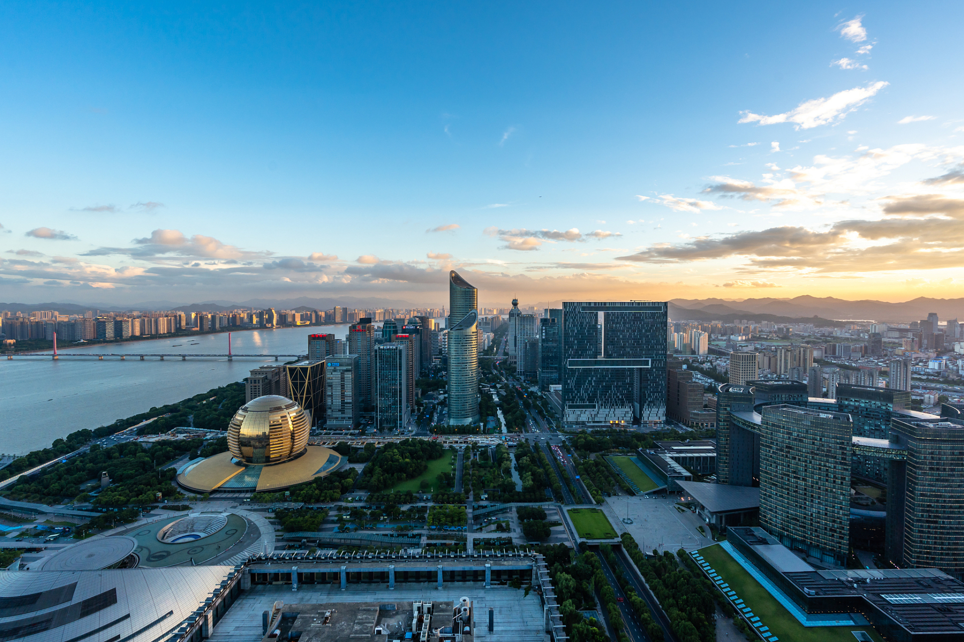 此外,钱江新城还有许多购物中心,餐馆和酒吧,是杭州的