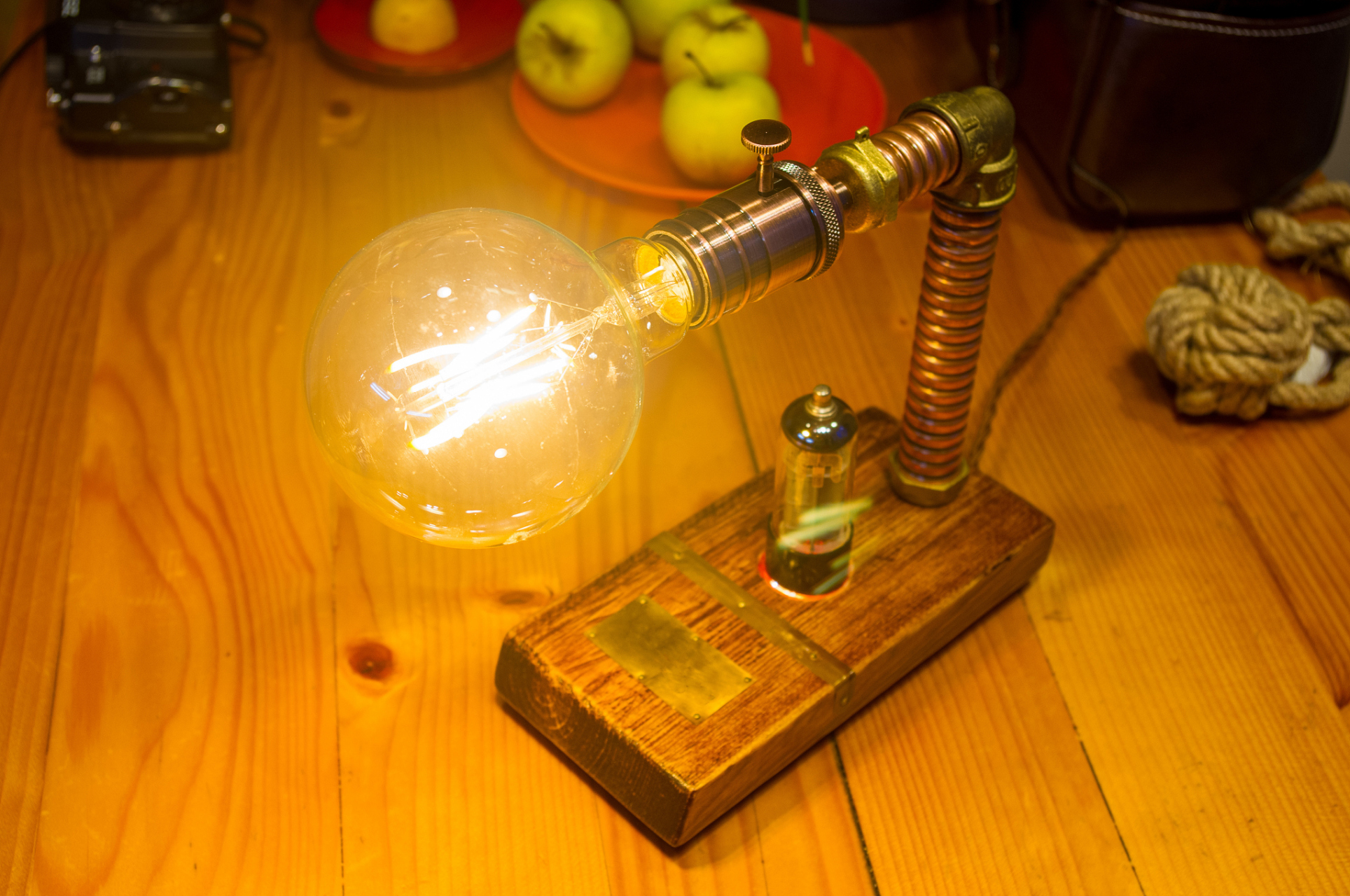 在135年前的今天,1888年7月23日广州亮起了第一盏电灯.