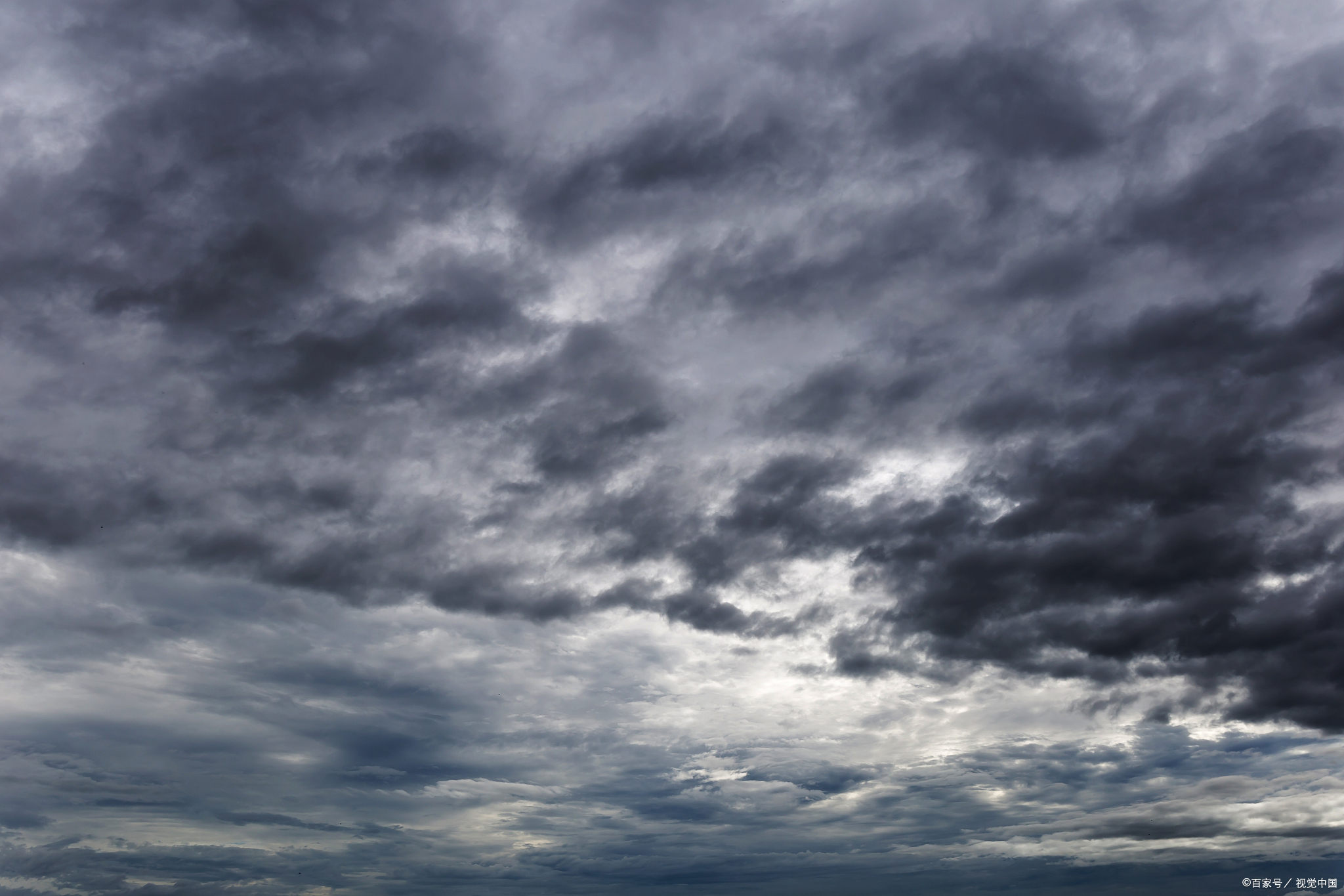 同样是看一片天空,有的人看到的是晴朗明媚,有的人却只看到乌云密布?