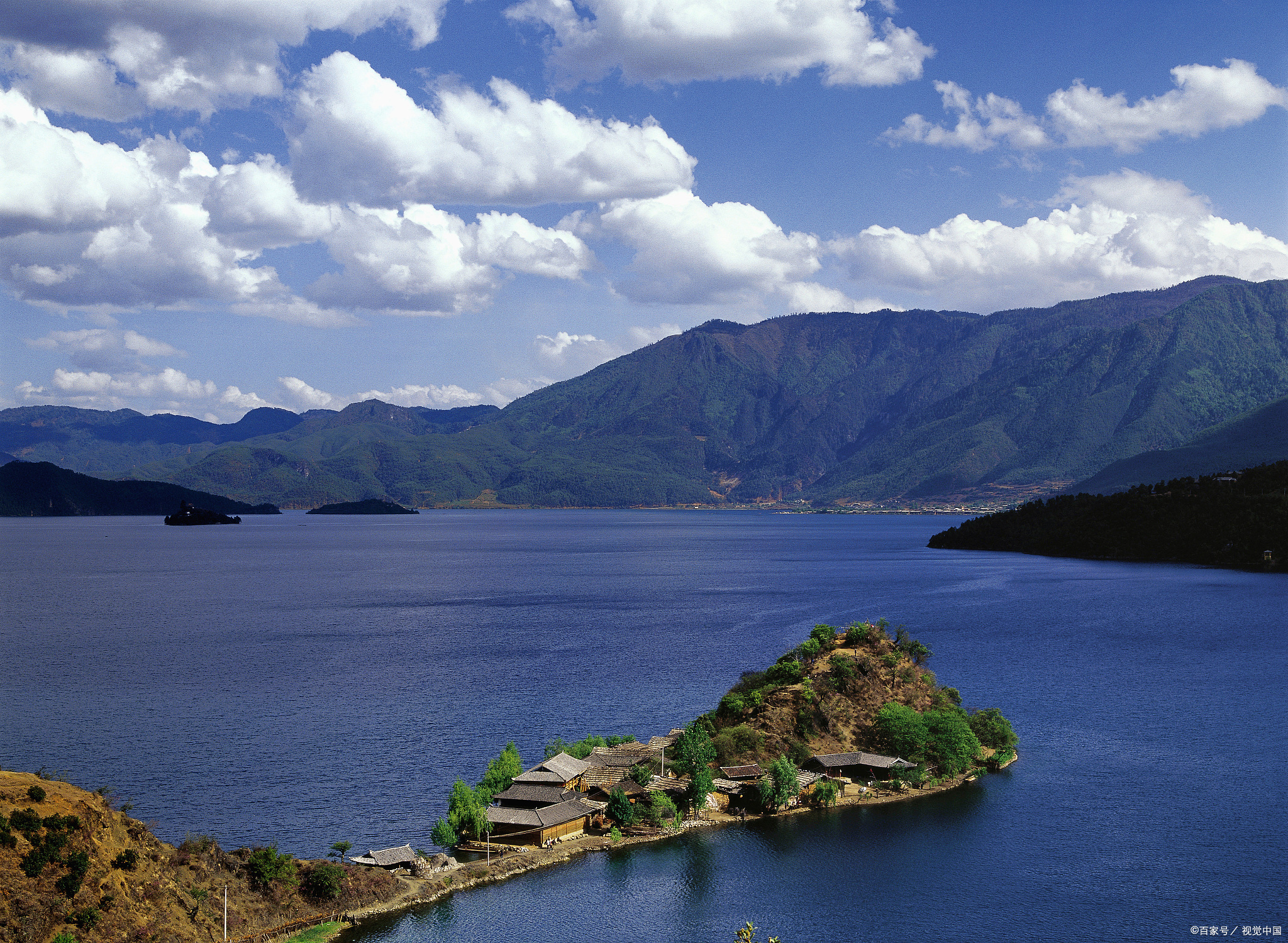 它位于四川省甘孜藏族自治州境内,湖光山色,风景如画,素有"桃花源里的