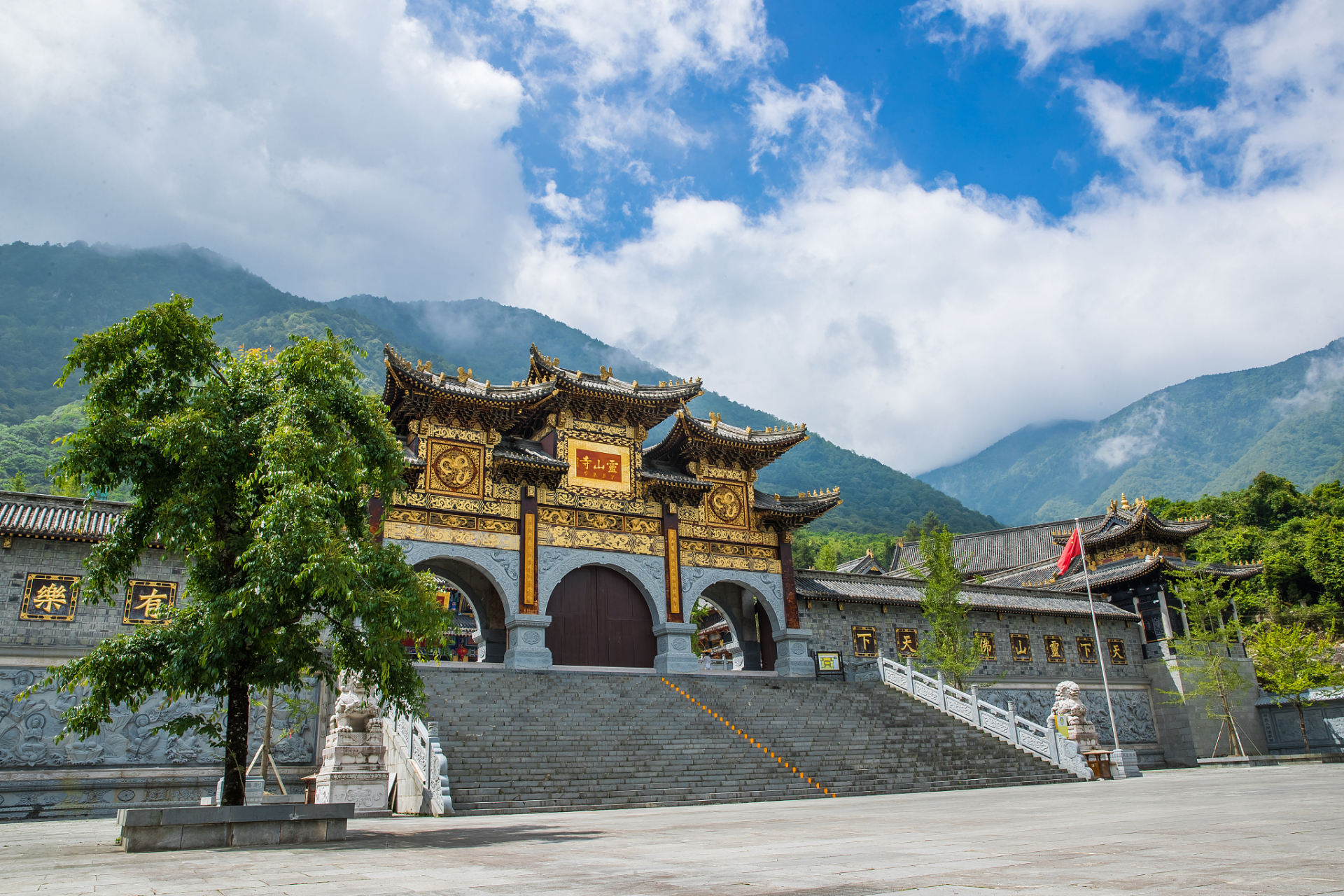 贵州灵山寺,位于中国贵州省黔南布依族苗族自治州,是一座历史悠久