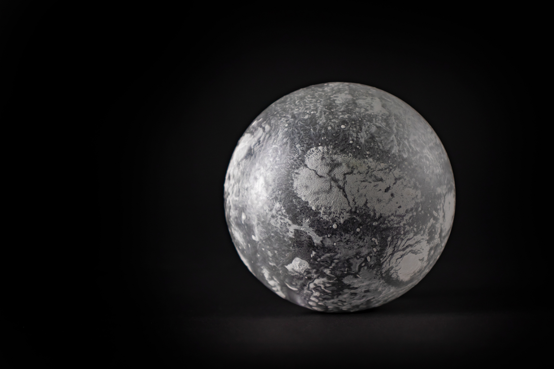 冥王星是太阳系中的一颗矮行星,表面温度低,轨道特别,影响其大气和