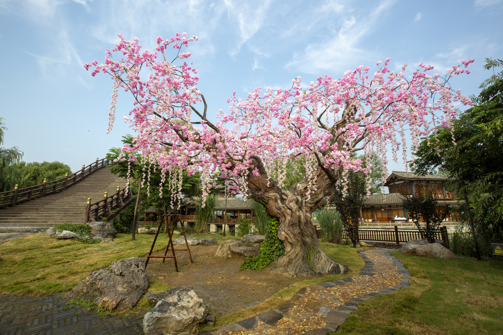 摘要: 桃花源是中国湖南省常德市桃源县的西南部,是一个充满诗意与