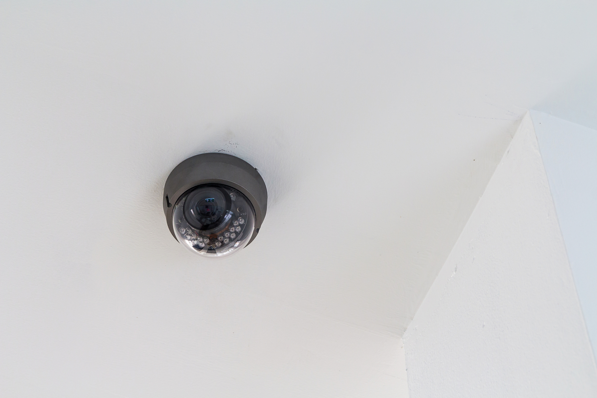 夫妻洗澡时发现浴室摄像头,警方查明竟是房东所为.想知道更多?