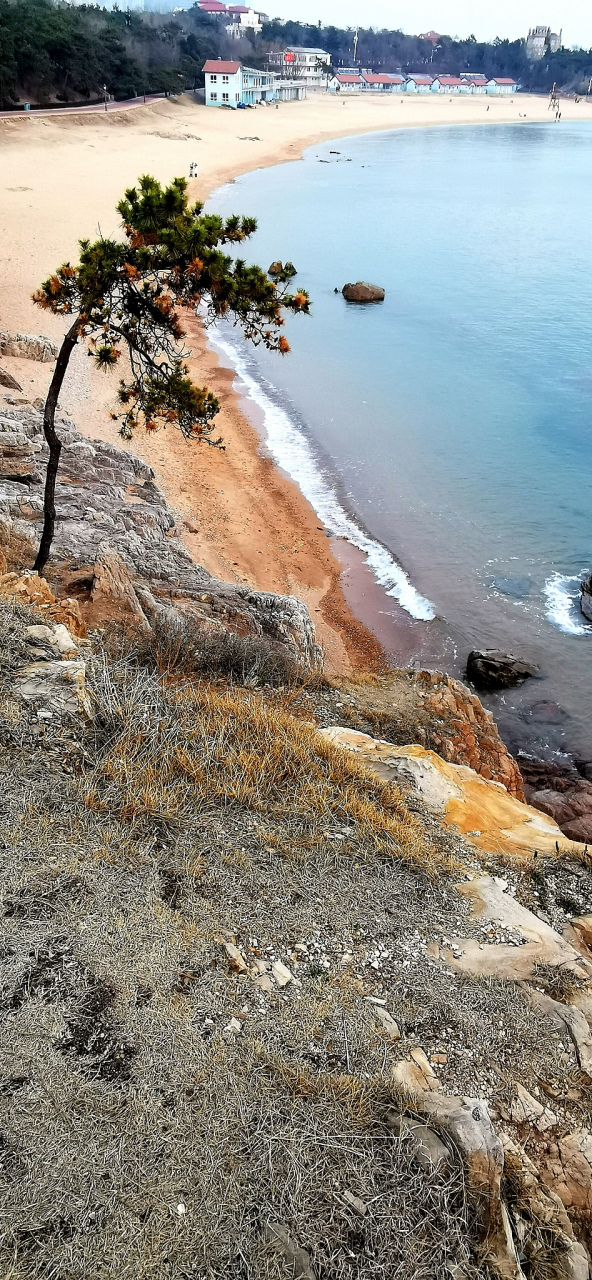 青岛崂山流清河沙滩是一个非常美丽的小众沙滩,位于青岛市的崂山区.
