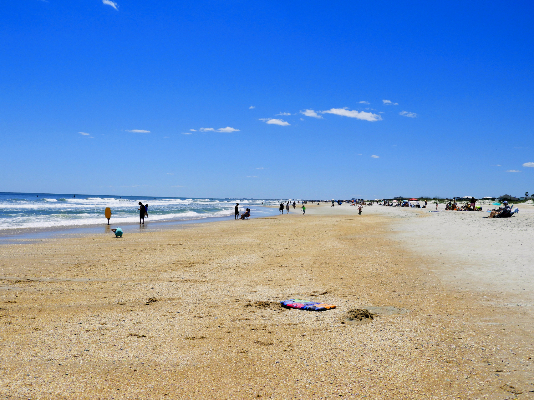 银沙滩位于山东省青岛市黄岛区连三岛路,南濒黄海,全长2000余米.