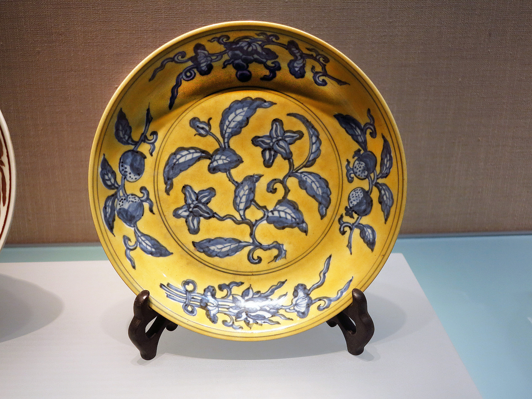 贺卡上的绝美瓷器纹饰,如同绽放的花草,缠绕的莲花般典雅.