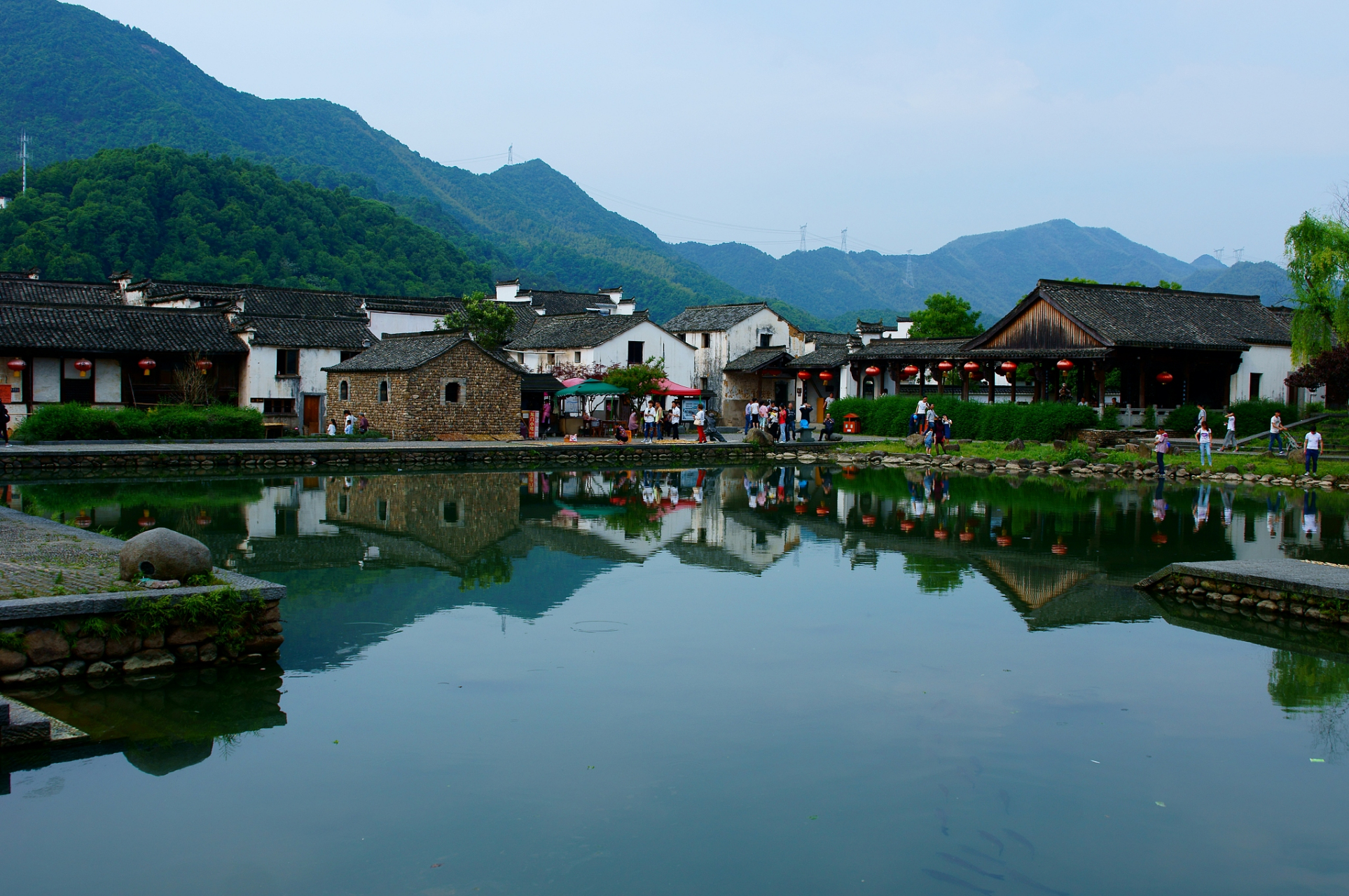 瑶里古镇,位于江西省景德镇市浮梁县东部,素有"瓷之源,茶之乡,林之海"