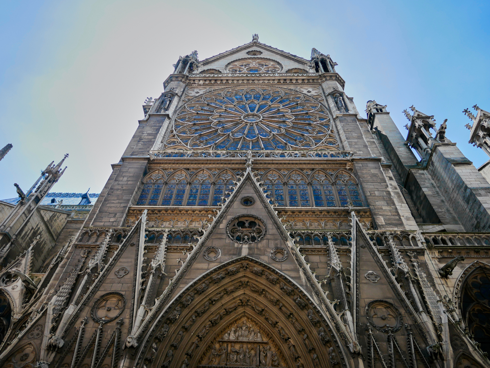 让我们来聊聊巴黎圣母院,这是一座世界著名的哥特式建筑,位于法国