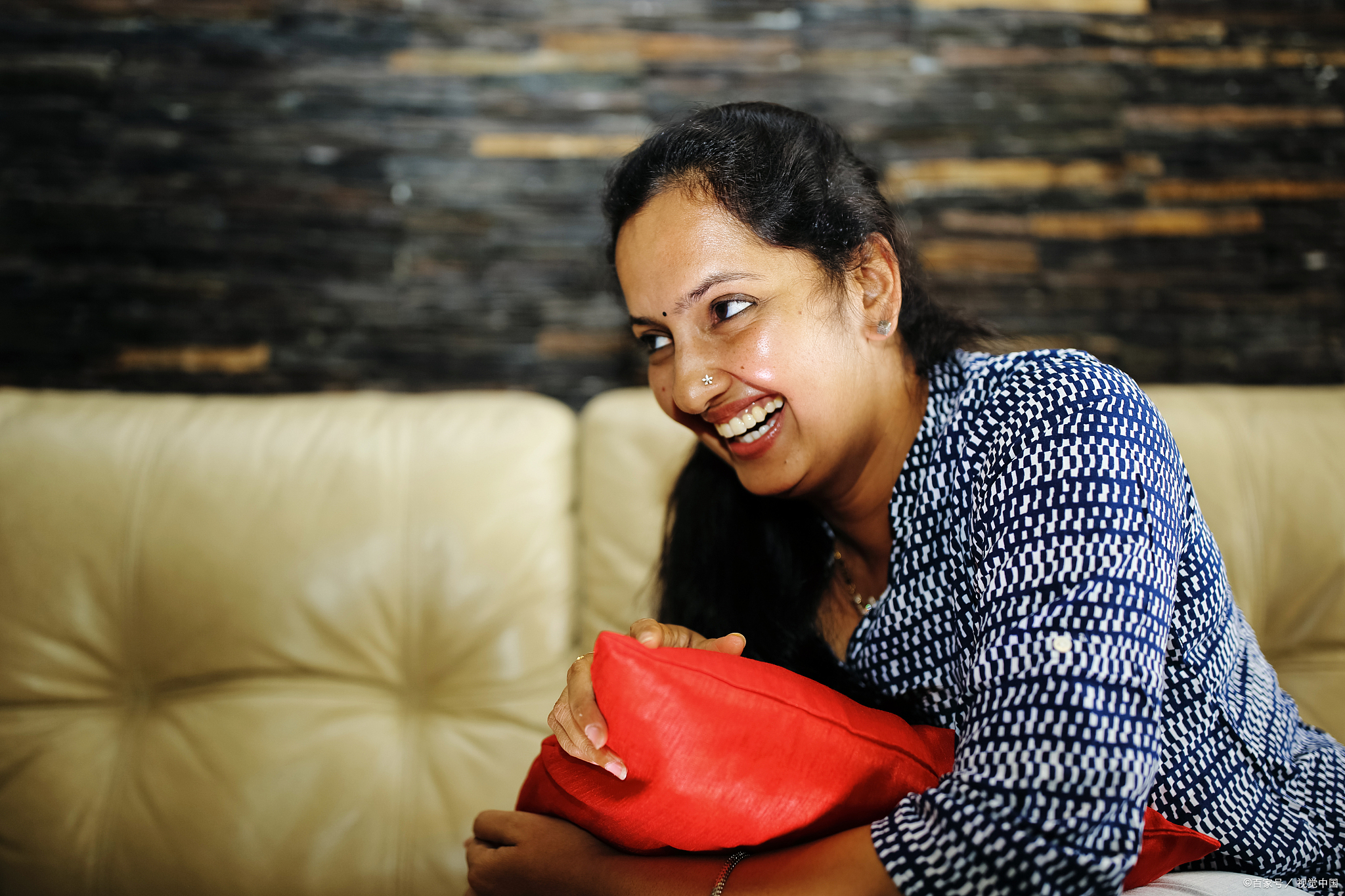 有个50多岁的傻女人总是偷偷看我儿子一场大火揭开背后故事