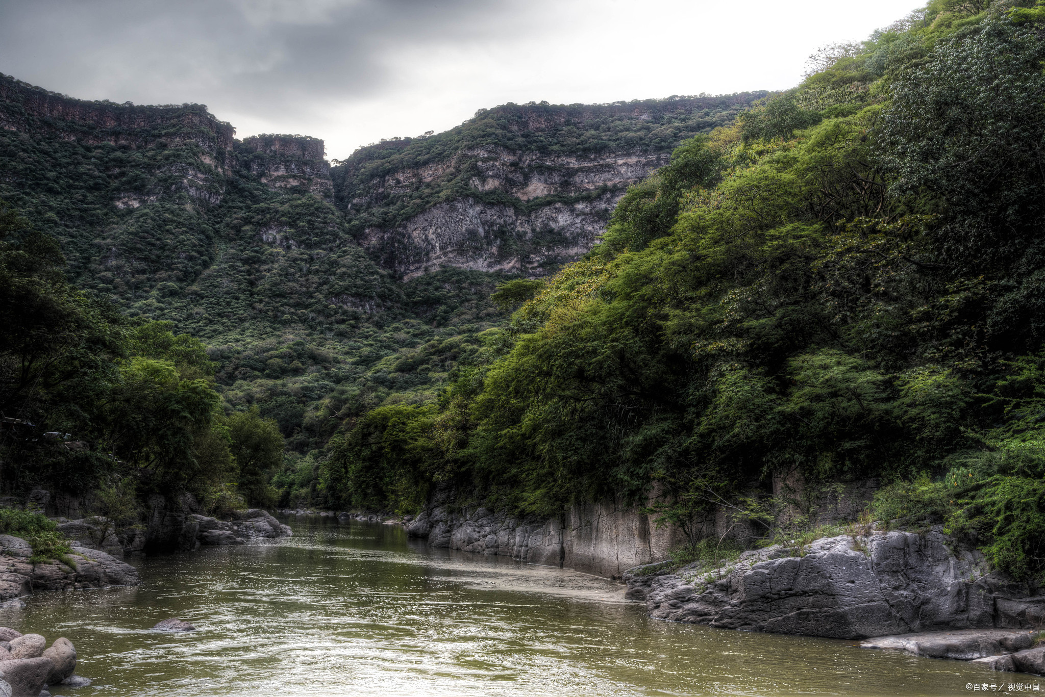 化屋基乌江源百里画廊:穿越自然的绝美画卷