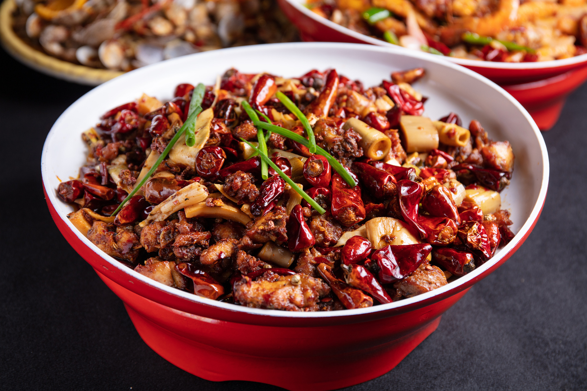 担担鸡是一道四川传统名菜,主要由鸡肉,花生米,芝