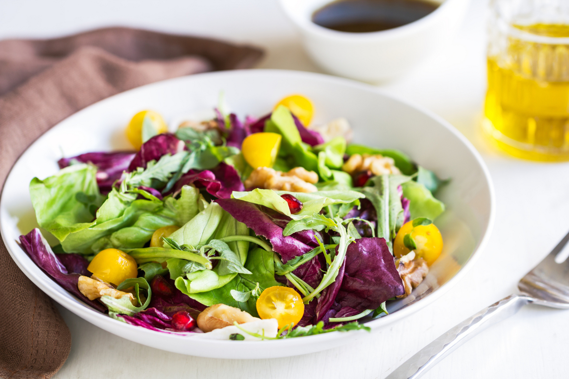 五色蔬菜沙拉是一道色彩鲜艳,营养丰富的健康菜肴.