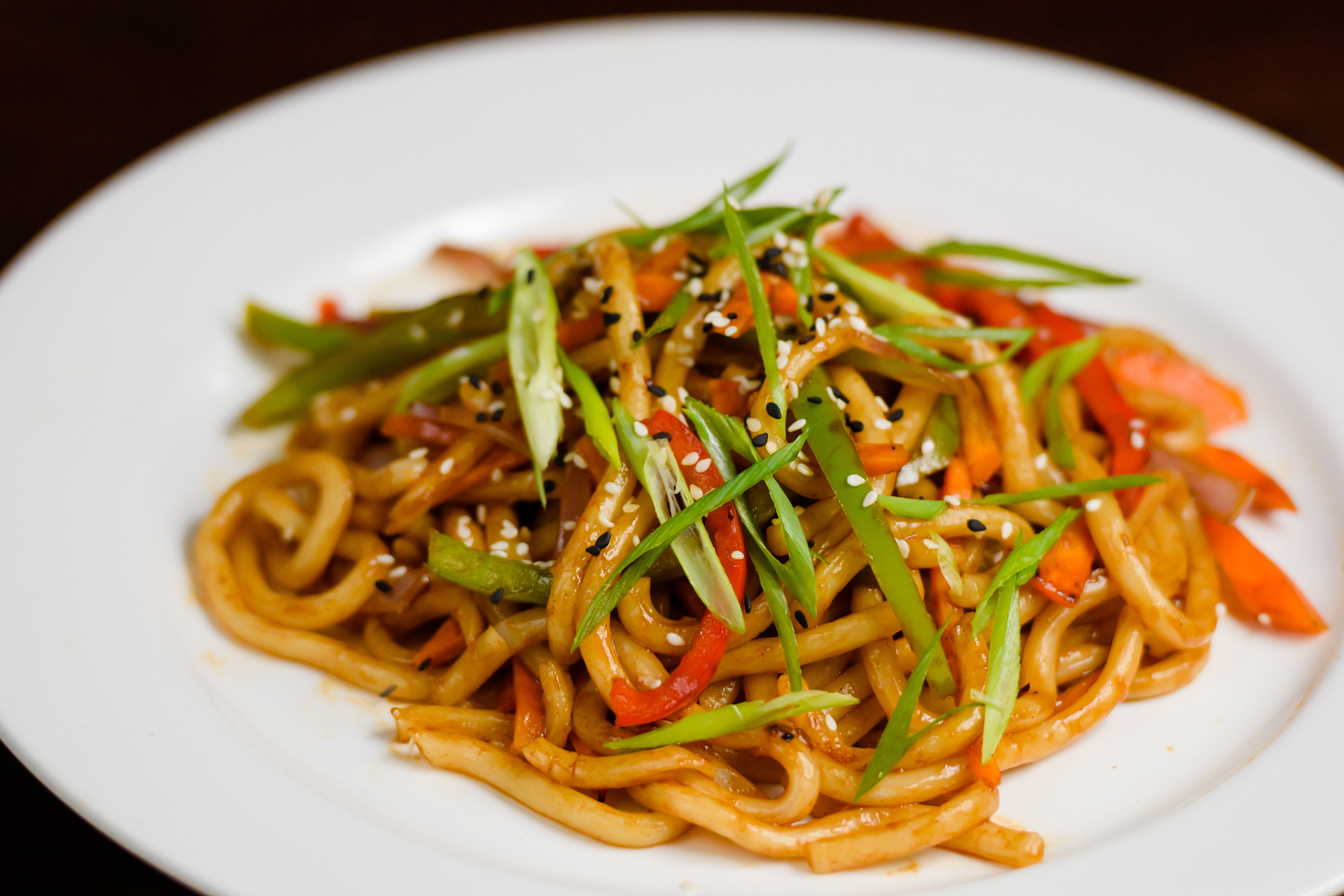 鱼香肉丝拌面是一道色香味俱佳的中式面食,酸甜适中,微辣口感.