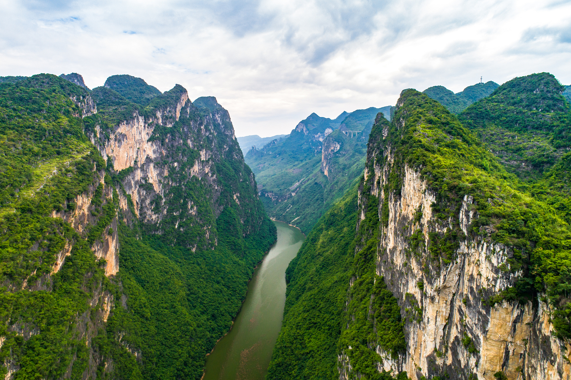 贵州北盘江大峡谷,以其雄伟的景观和深邃的文化底蕴,诚邀每一位热爱