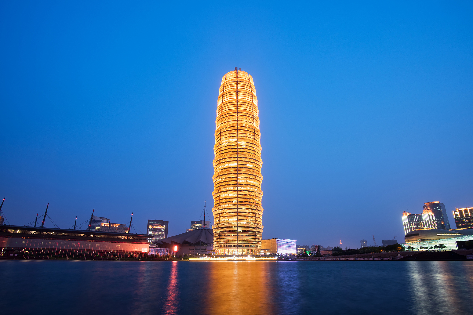 郑州如意湖公园位于郑州市金水区如意湖街道,这是一个美丽的人工湖