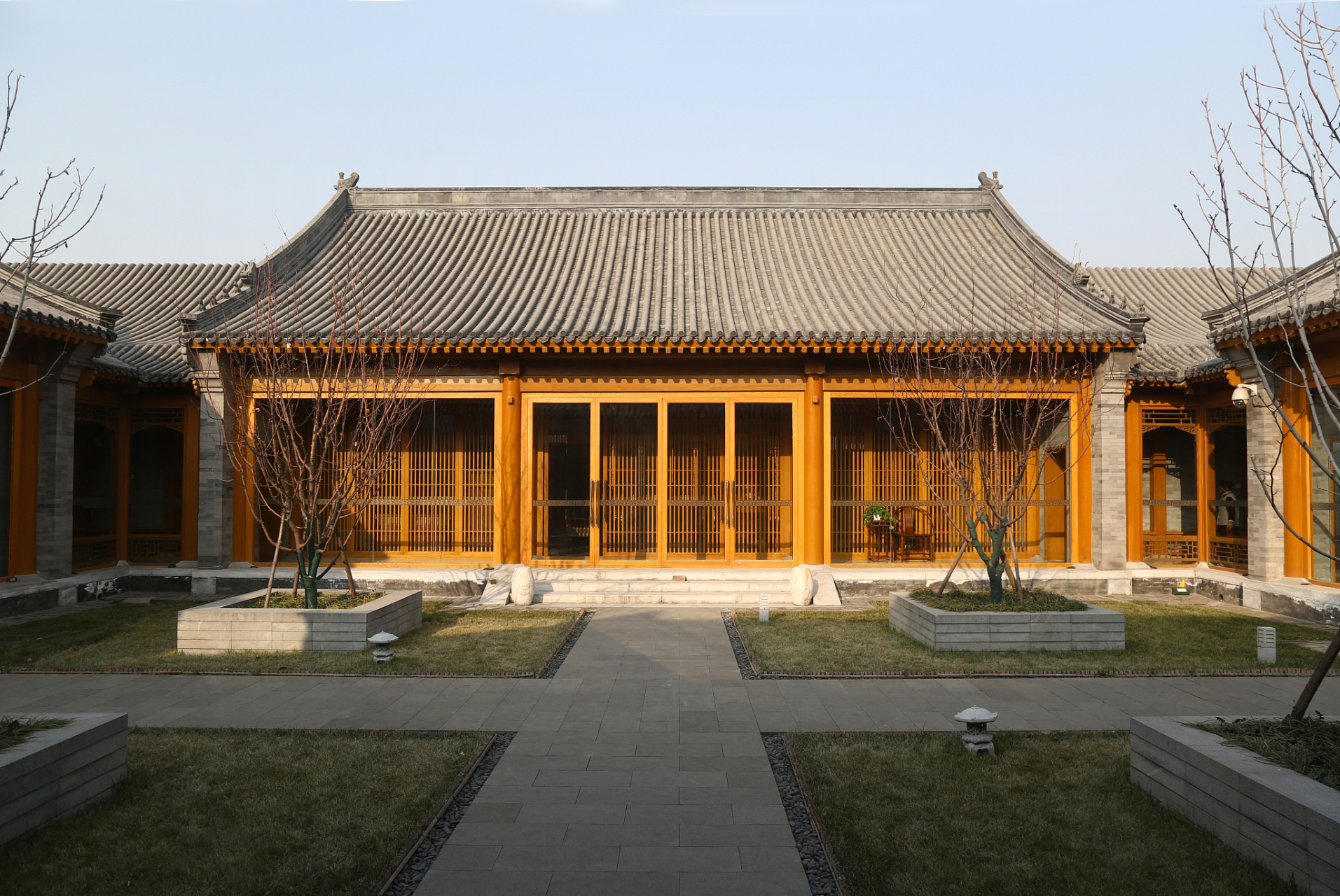 新雨晨仿古建筑# 虽然青砖和青瓦是传统的建筑材料,但在现代建筑中 