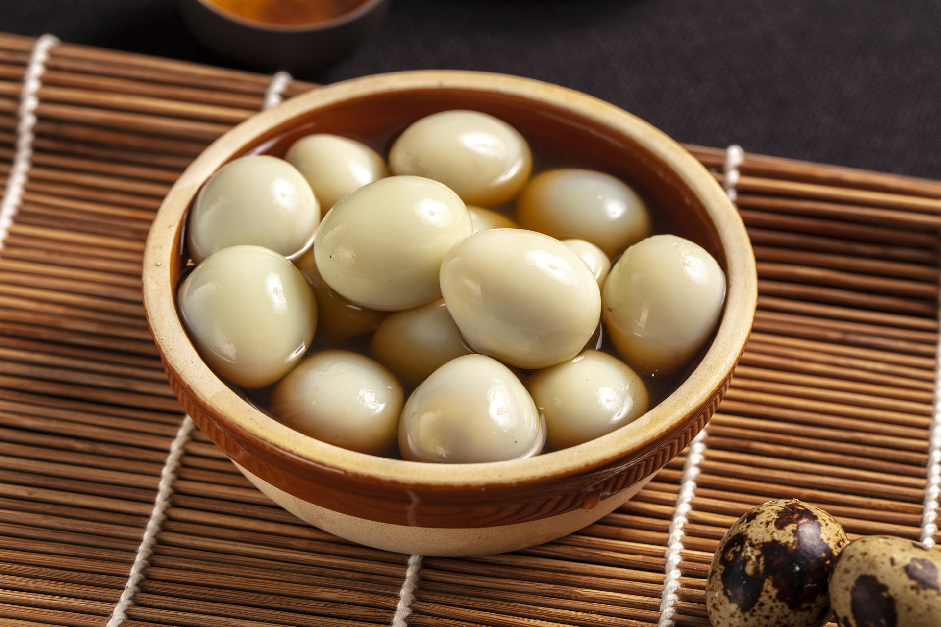 大家好,欢迎来到壮乡美食课堂,今天教你正宗腌咸鸭蛋做法,个个起沙流