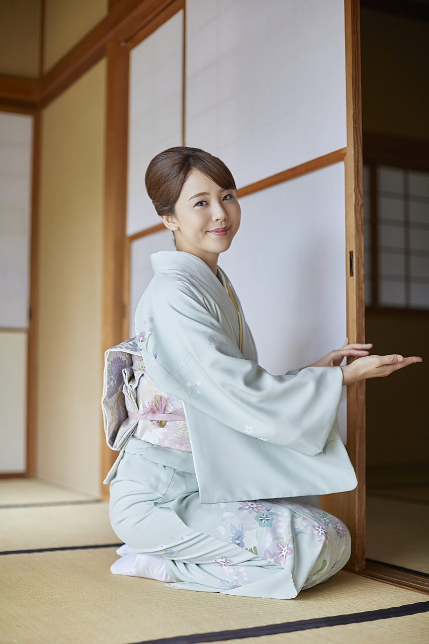日本女性,宛如樱花般的存在,美丽而脆弱.