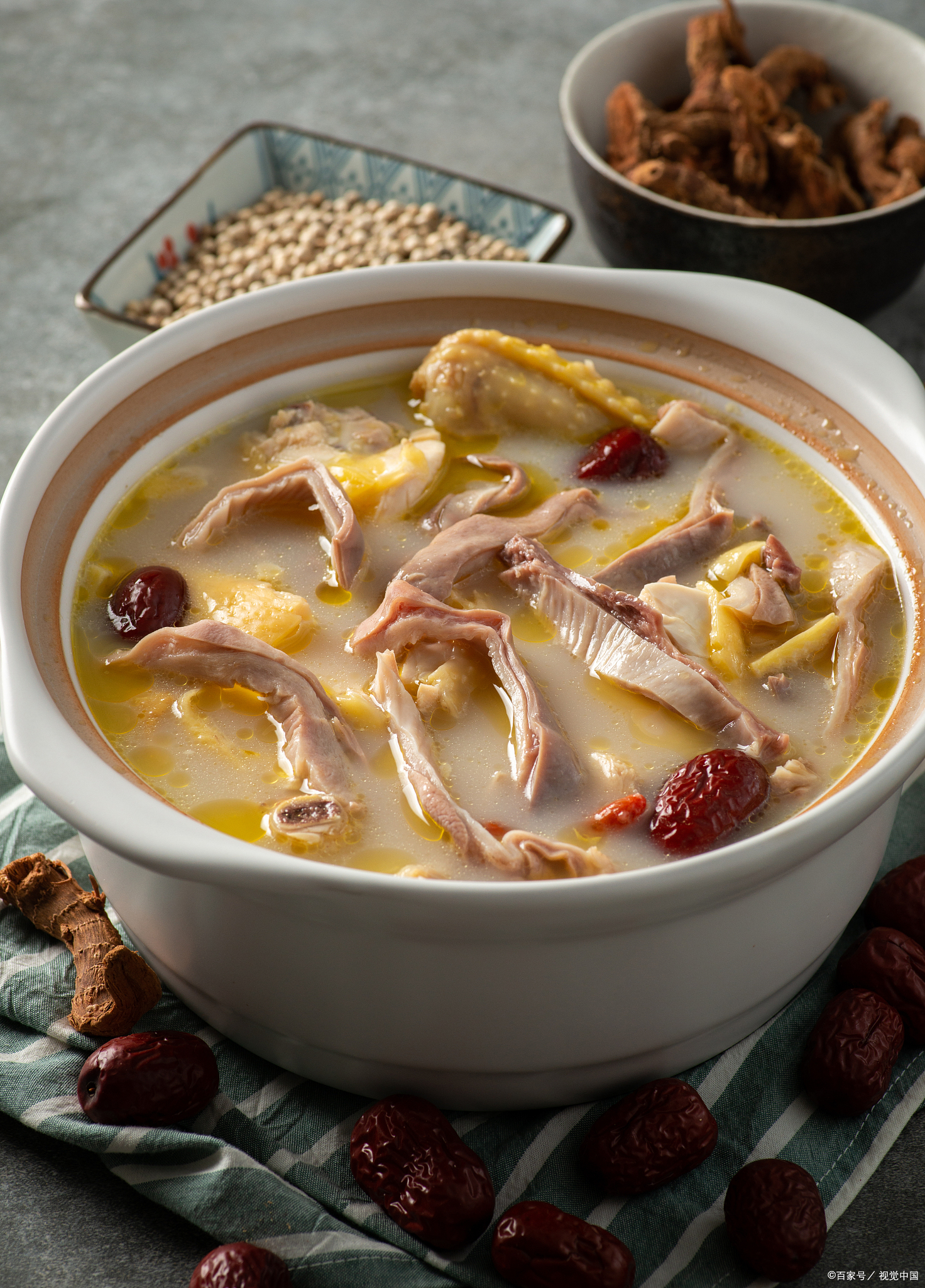 大蒜猪肚汤:具有温胃驱寒,营养不虚的作用.