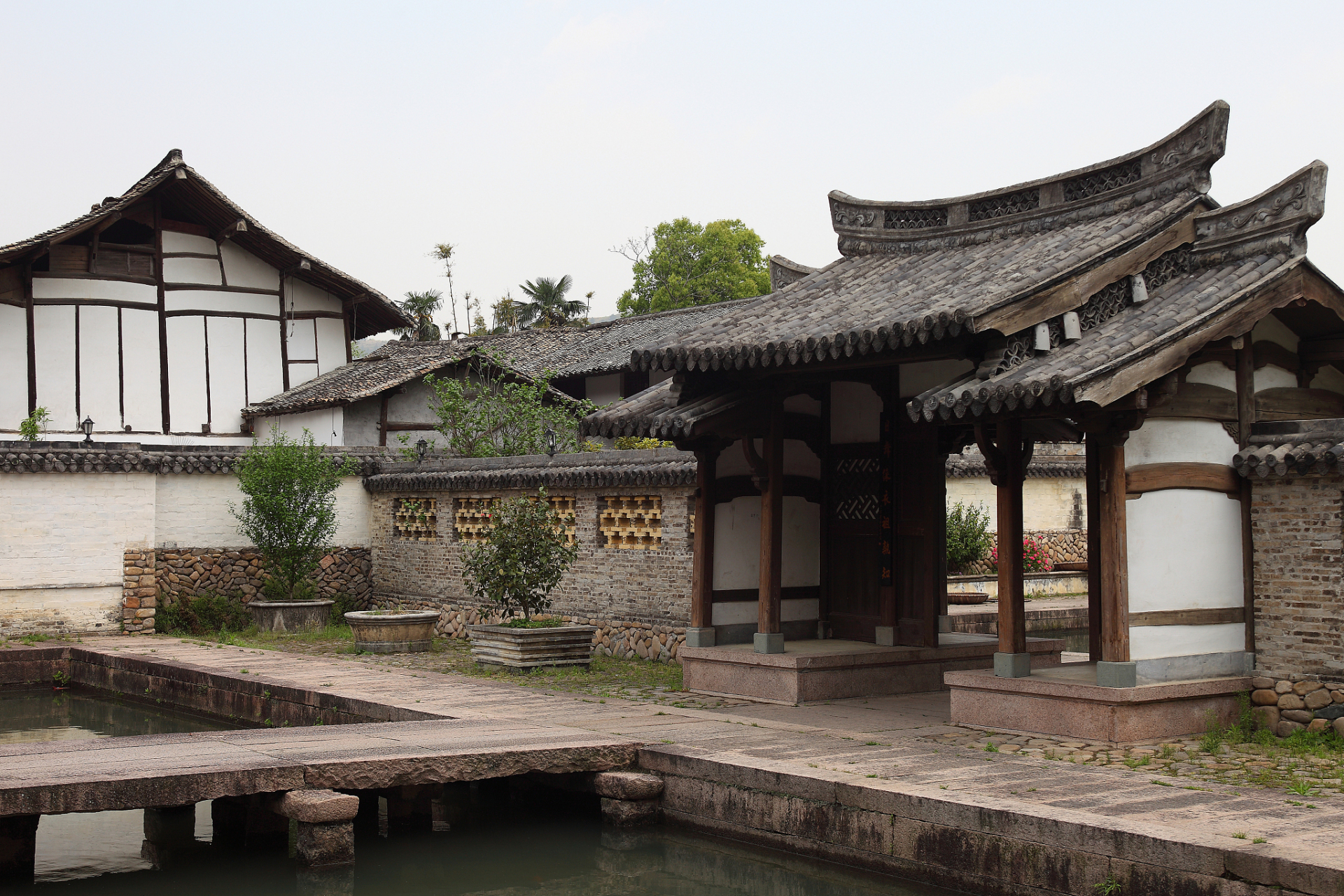 具有独特的赣派建筑风格,始建于清朝道光年间,由当地乡绅胡敬熙为纪念