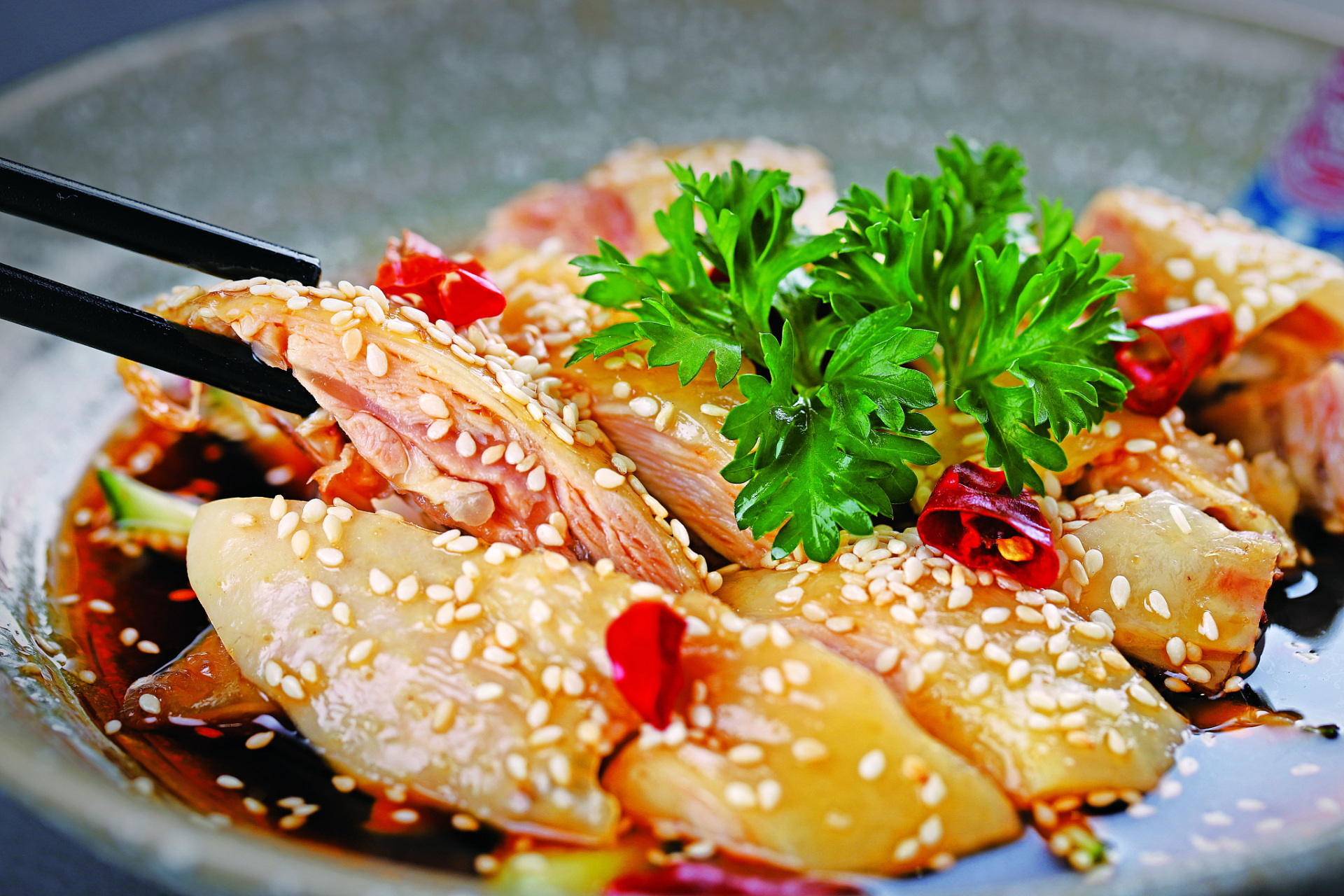 口水鸡:一道让你欲罢不能的川菜佳肴 口水鸡,又称麻辣口水鸡,是一道具