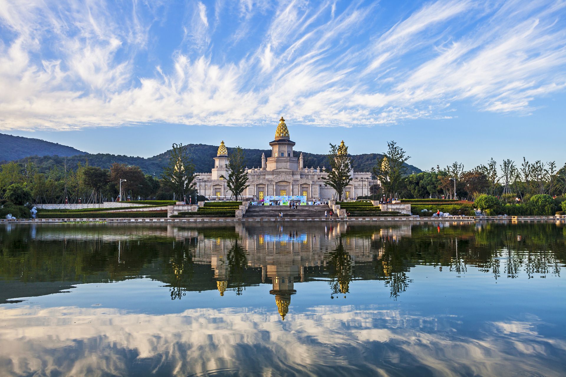 灵山胜境位于无锡市滨湖区蠡园路999号,是一座佛教胜地和文化名胜.