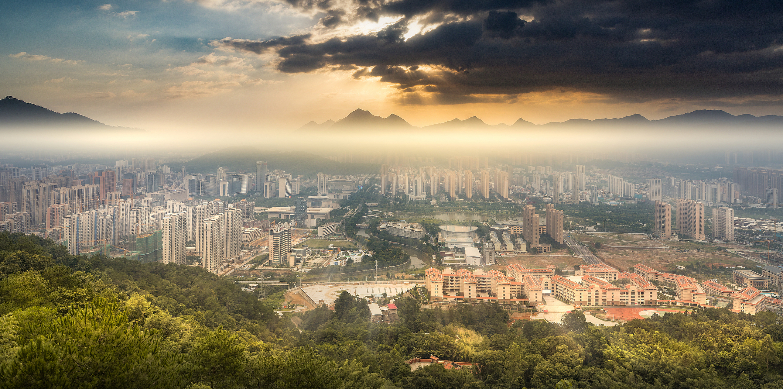 清远位于广东省中北部,是广州都市圈城市之一,拥有丰富的旅游资源,如
