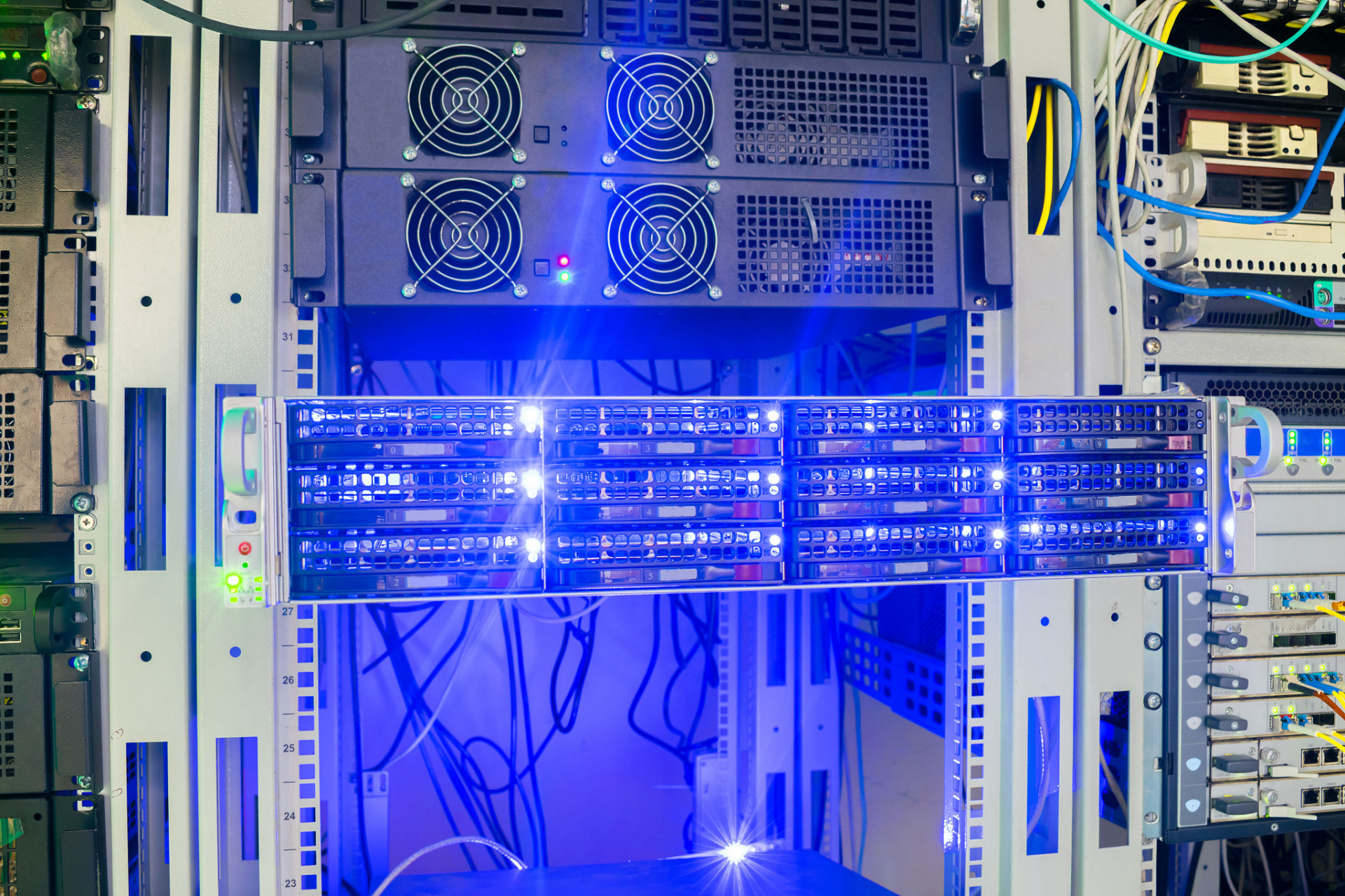 ai迎来万亿风口,"液冷服务器"三年增长400%,这3家企业或成妖?