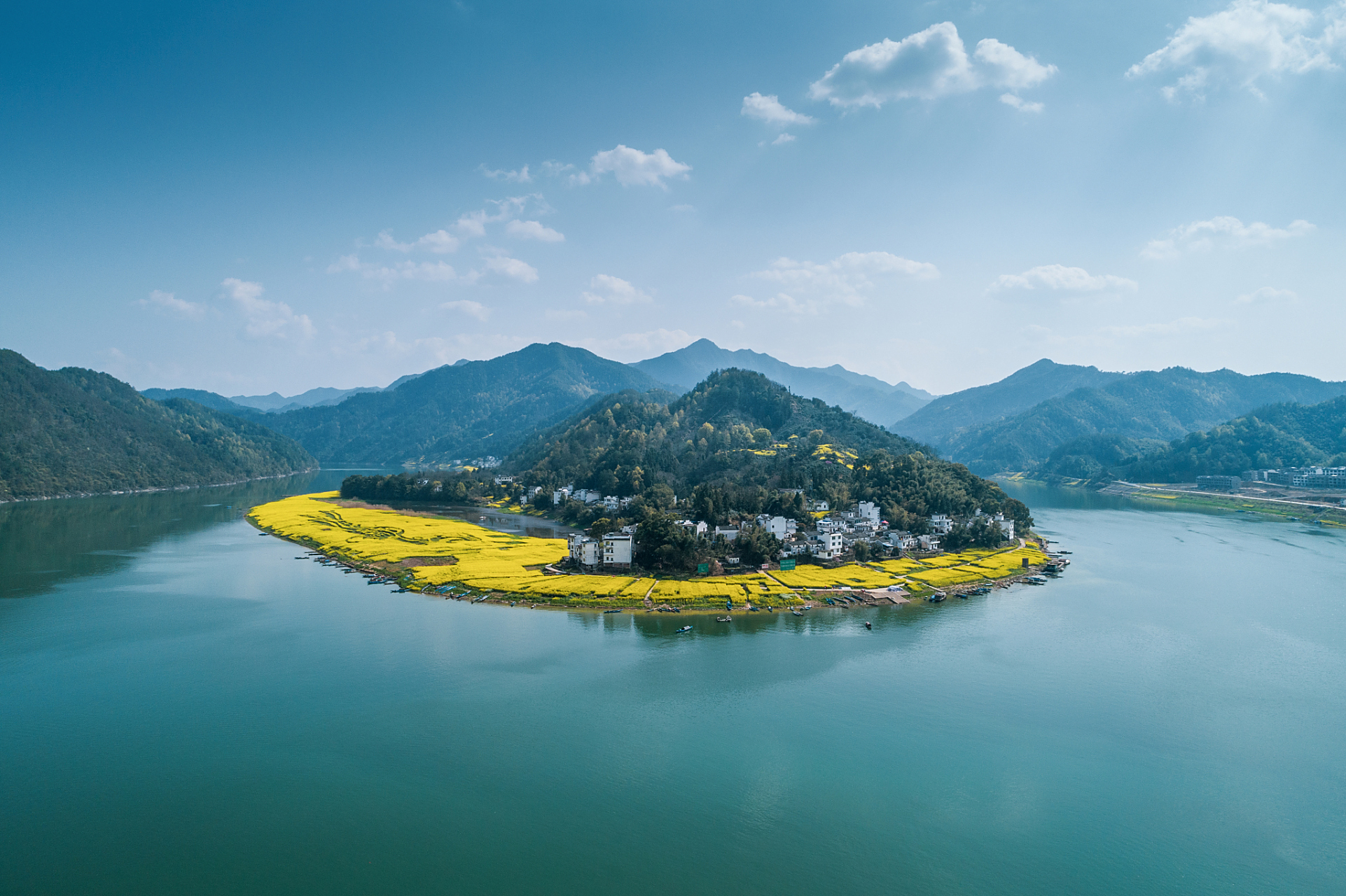 三江两岸滨水游#新安江是一条风景优美的江河,周围有许多历史文化