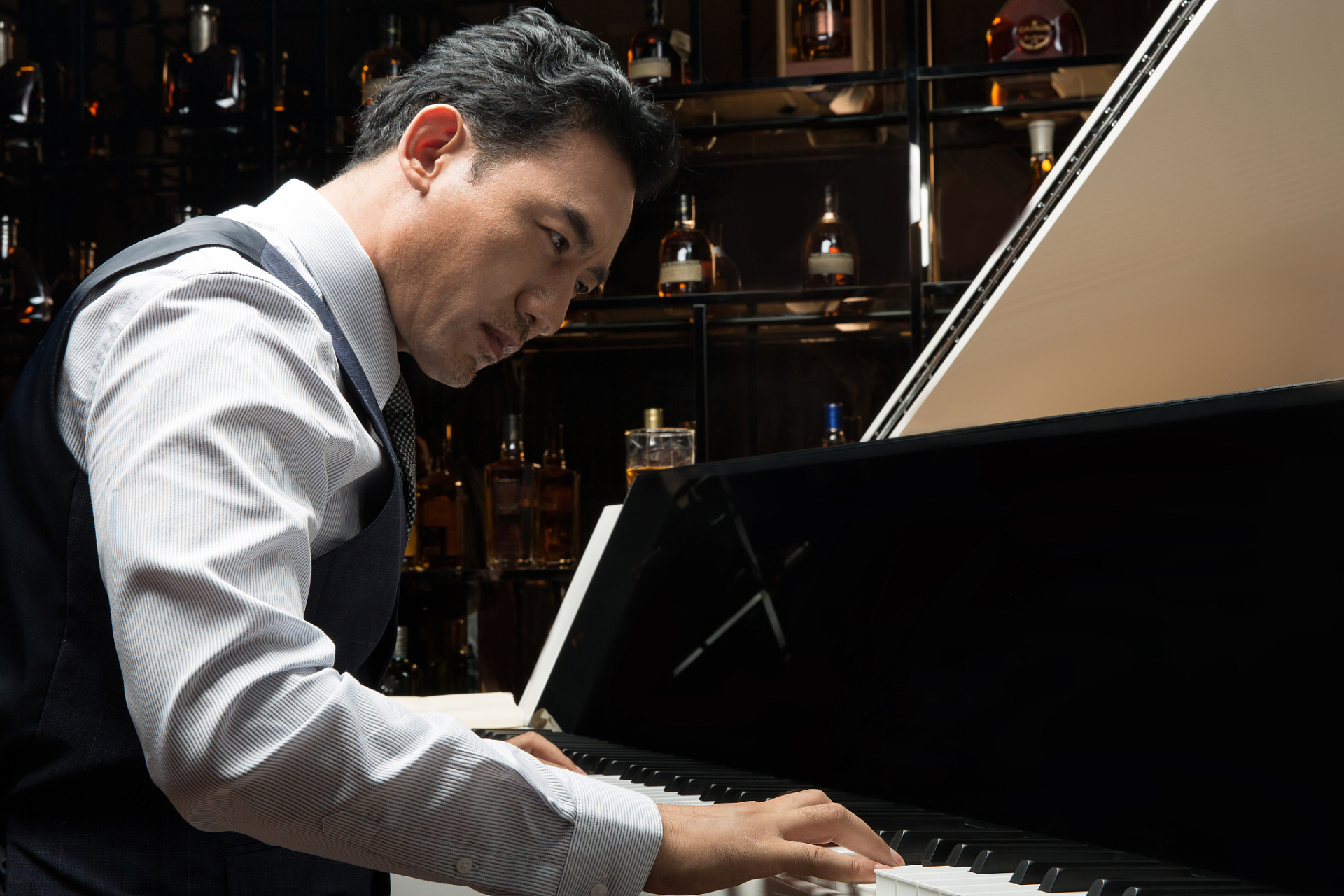 弹钢琴的工人大叔易群林,因在深圳街头即兴弹奏而走红.