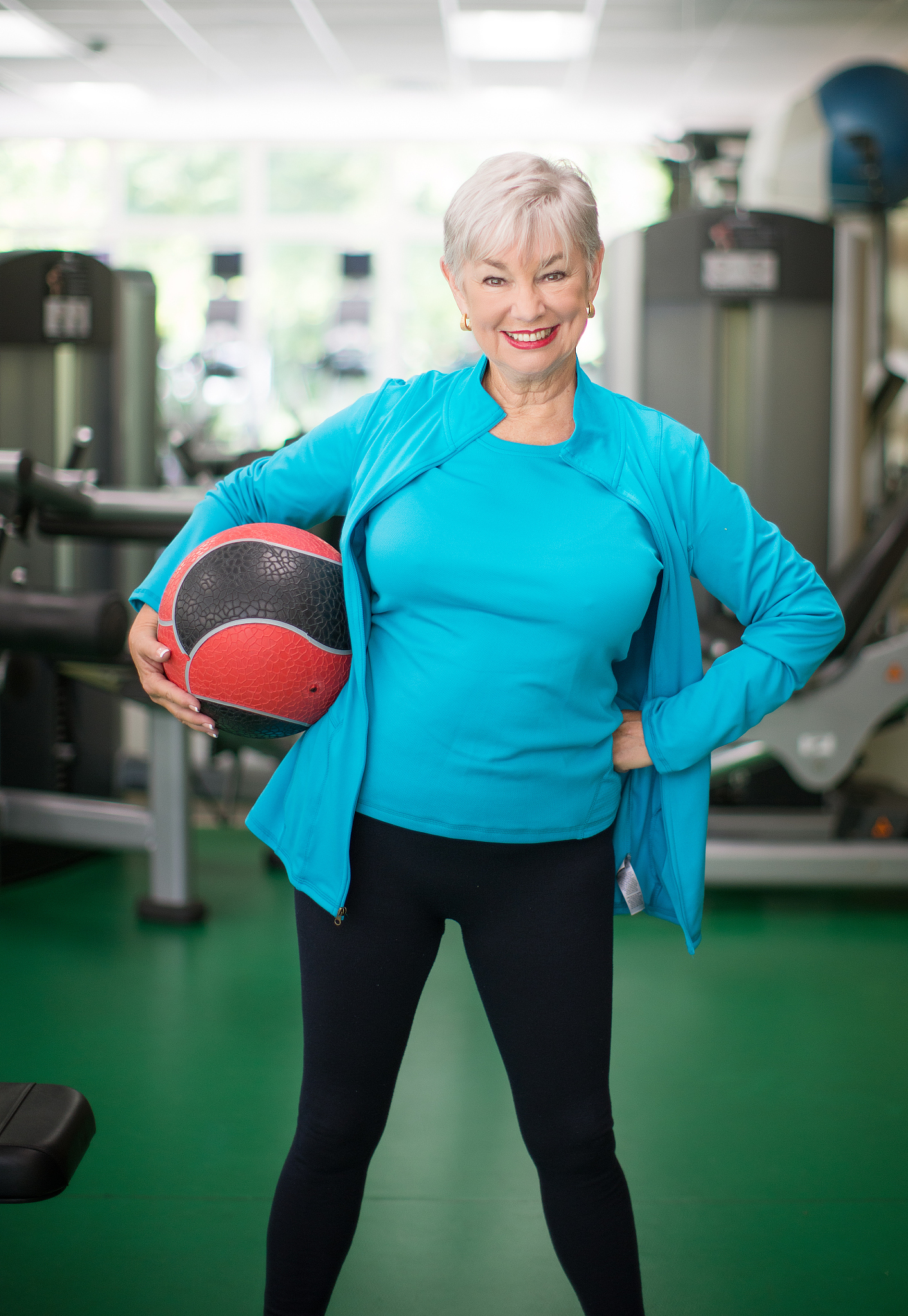 60岁奶奶挑战时光,20岁身材引爆网络健身潮!